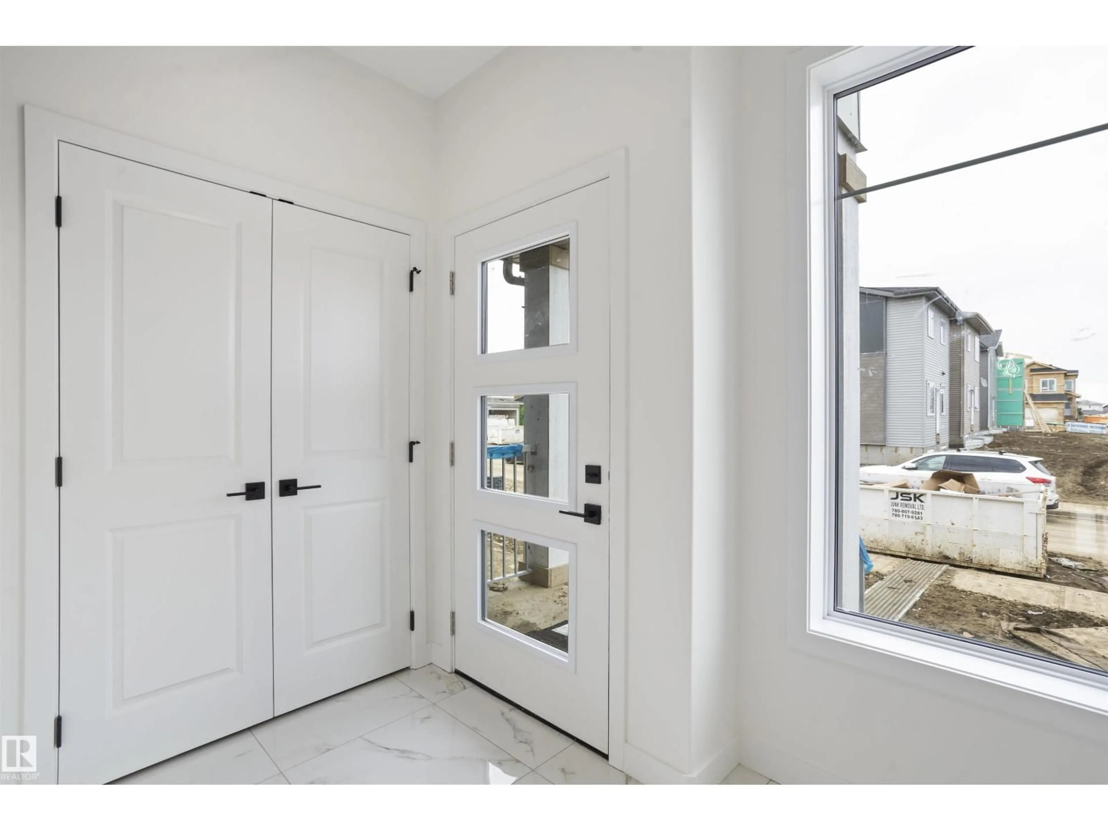 Indoor entryway for 719 30 ST, Edmonton Alberta T6X3M3