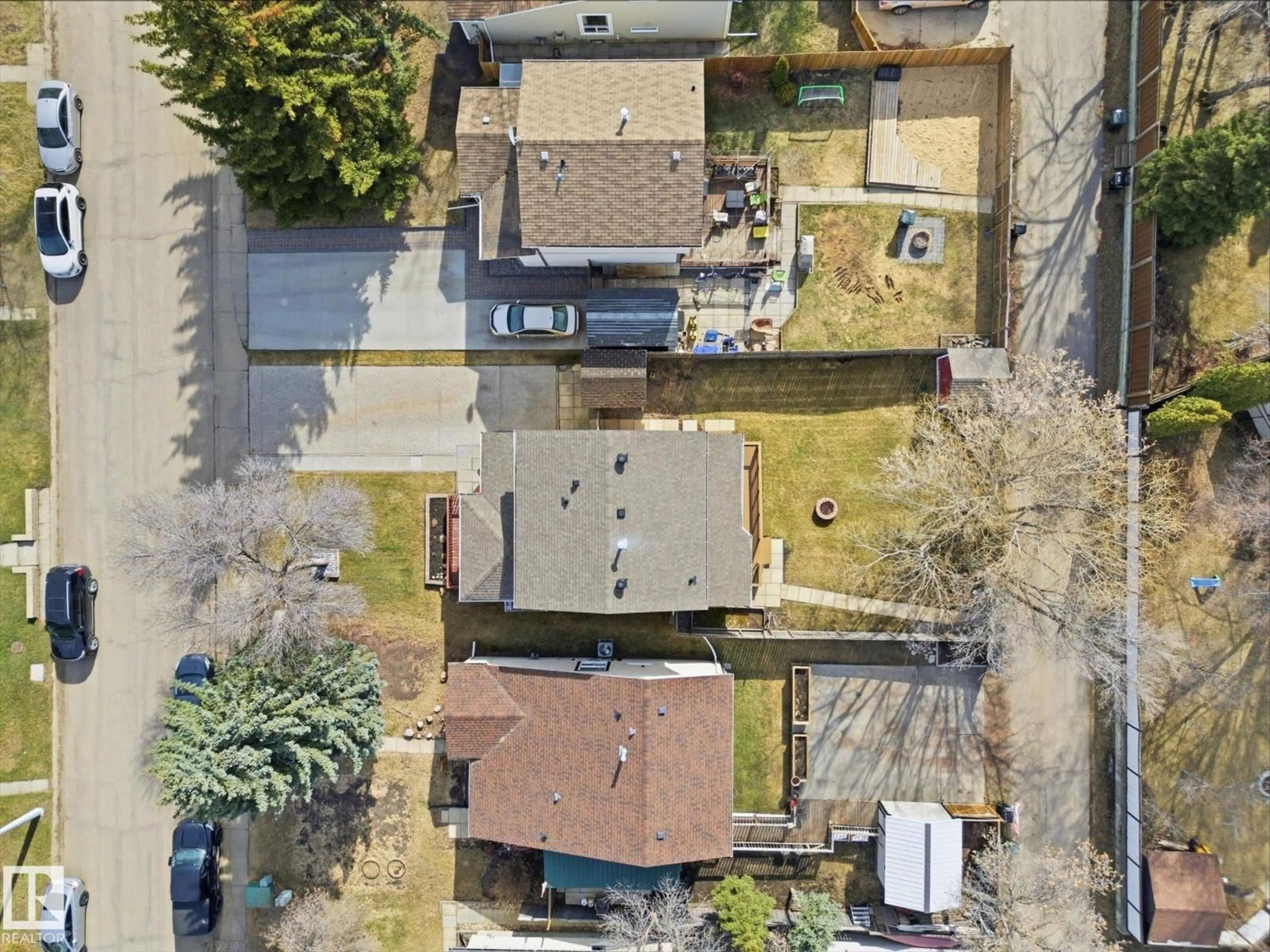 A pic from outside/outdoor area/front of a property/back of a property/a pic from drone, street for 133 GREENWOOD DR, Spruce Grove Alberta T7X1X8