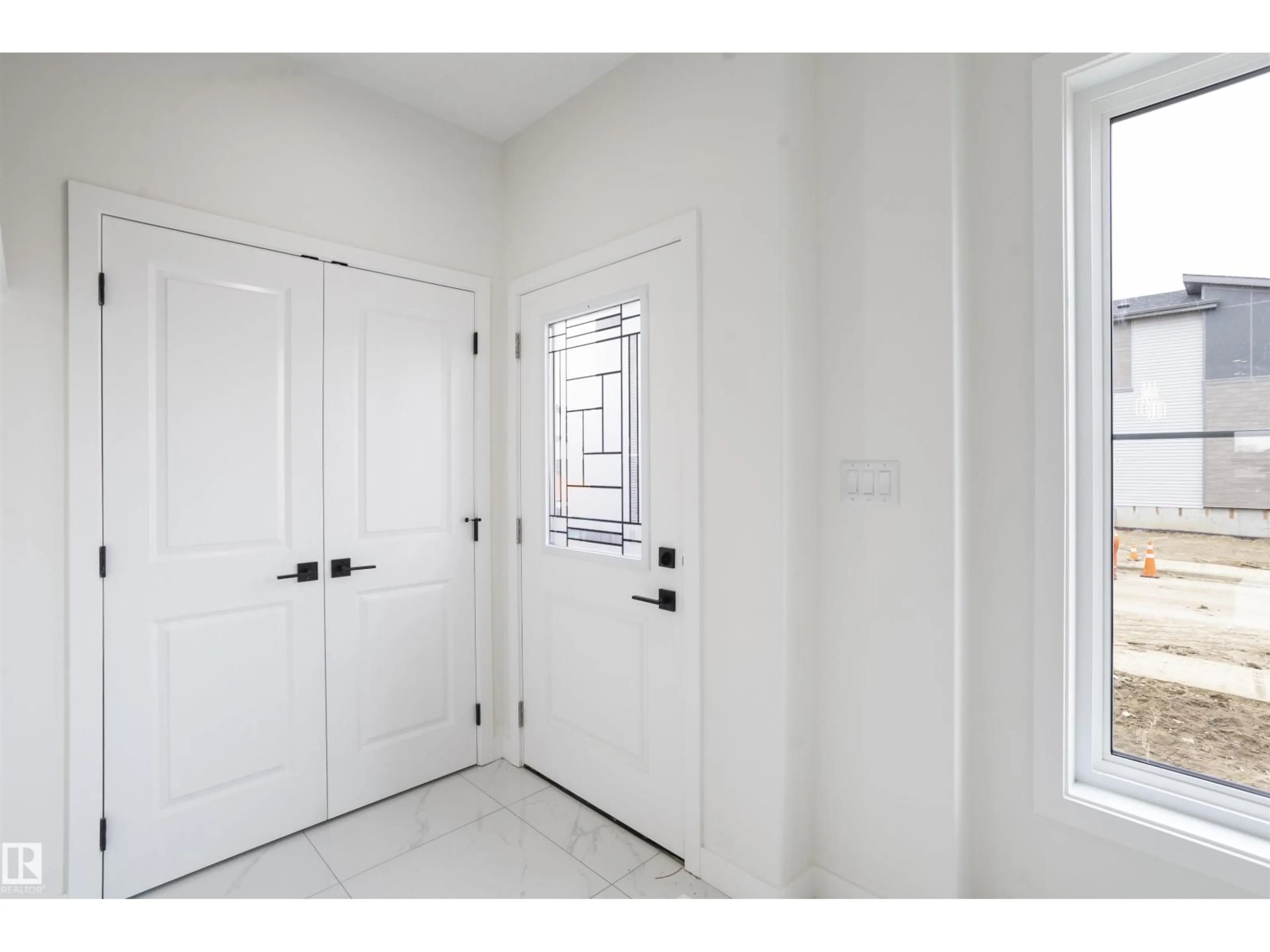 Indoor entryway for 723 30 ST, Edmonton Alberta T6X3M3