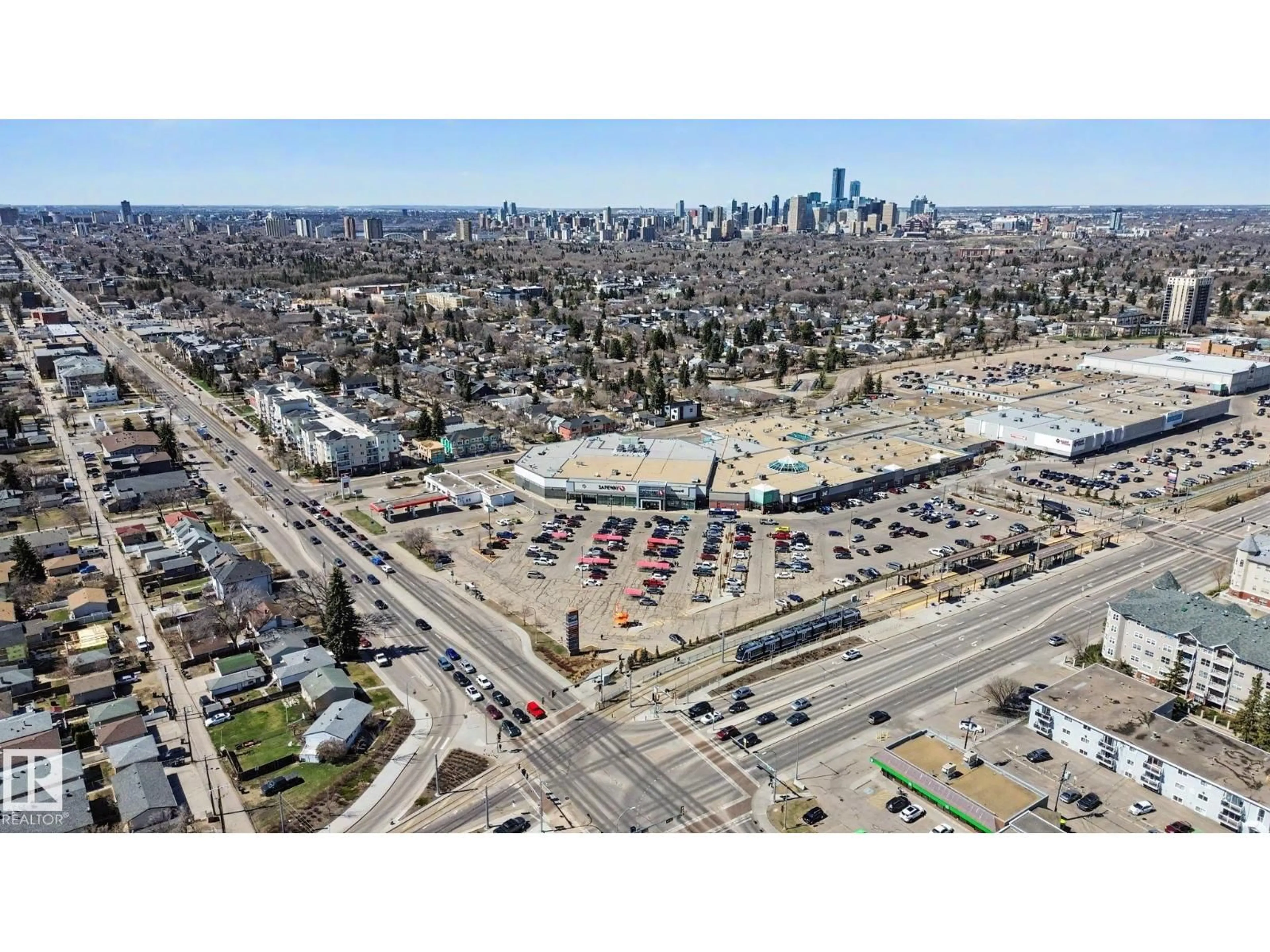 A pic from outside/outdoor area/front of a property/back of a property/a pic from drone, street for NW - 7550 81 AV, Edmonton Alberta T6C0V5