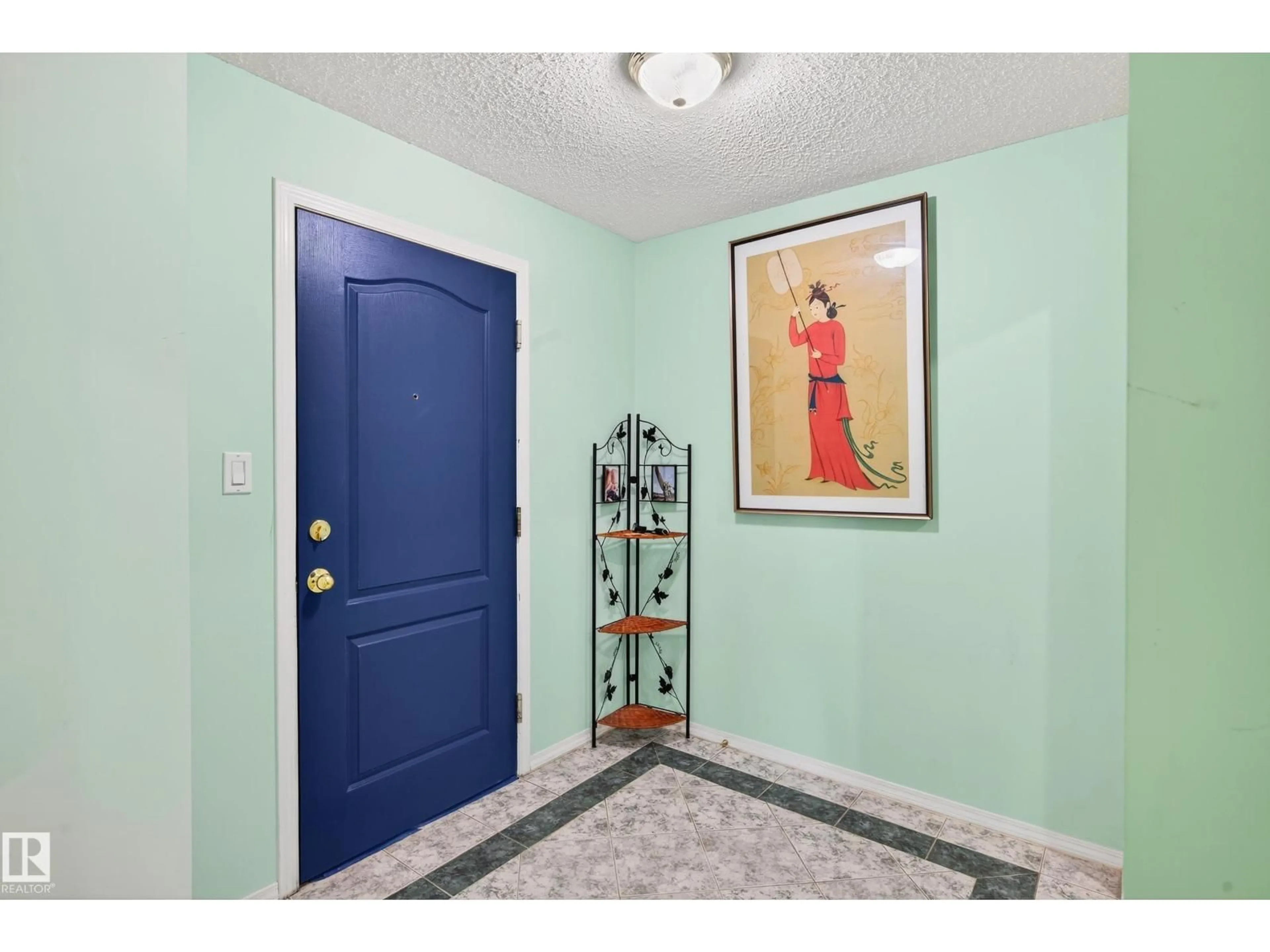 Indoor entryway for 301 - 10511 42 AV NW, Edmonton Alberta T6J7G8
