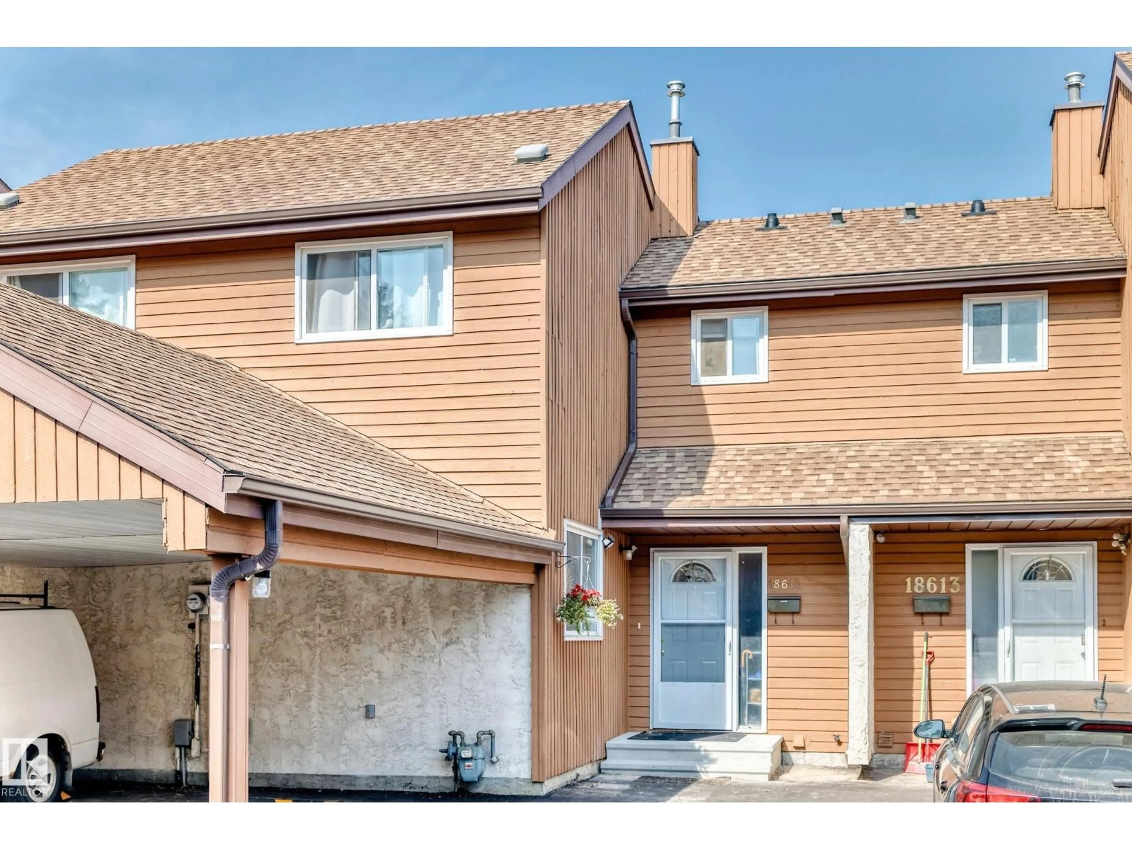 Home with vinyl exterior material, street for 18611 66 AV, Edmonton Alberta T5T2M3
