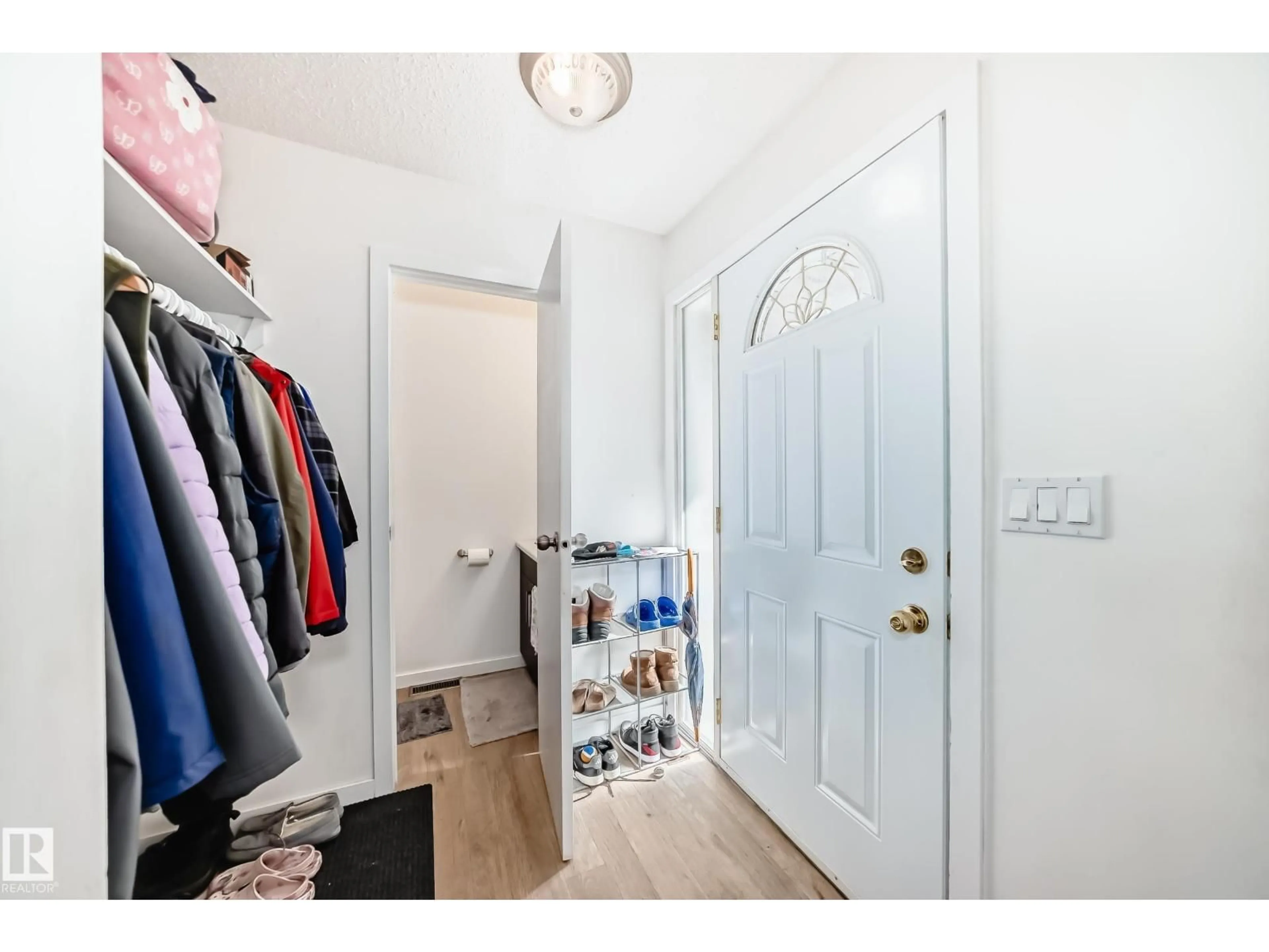 Indoor entryway for 18611 66 AV, Edmonton Alberta T5T2M3