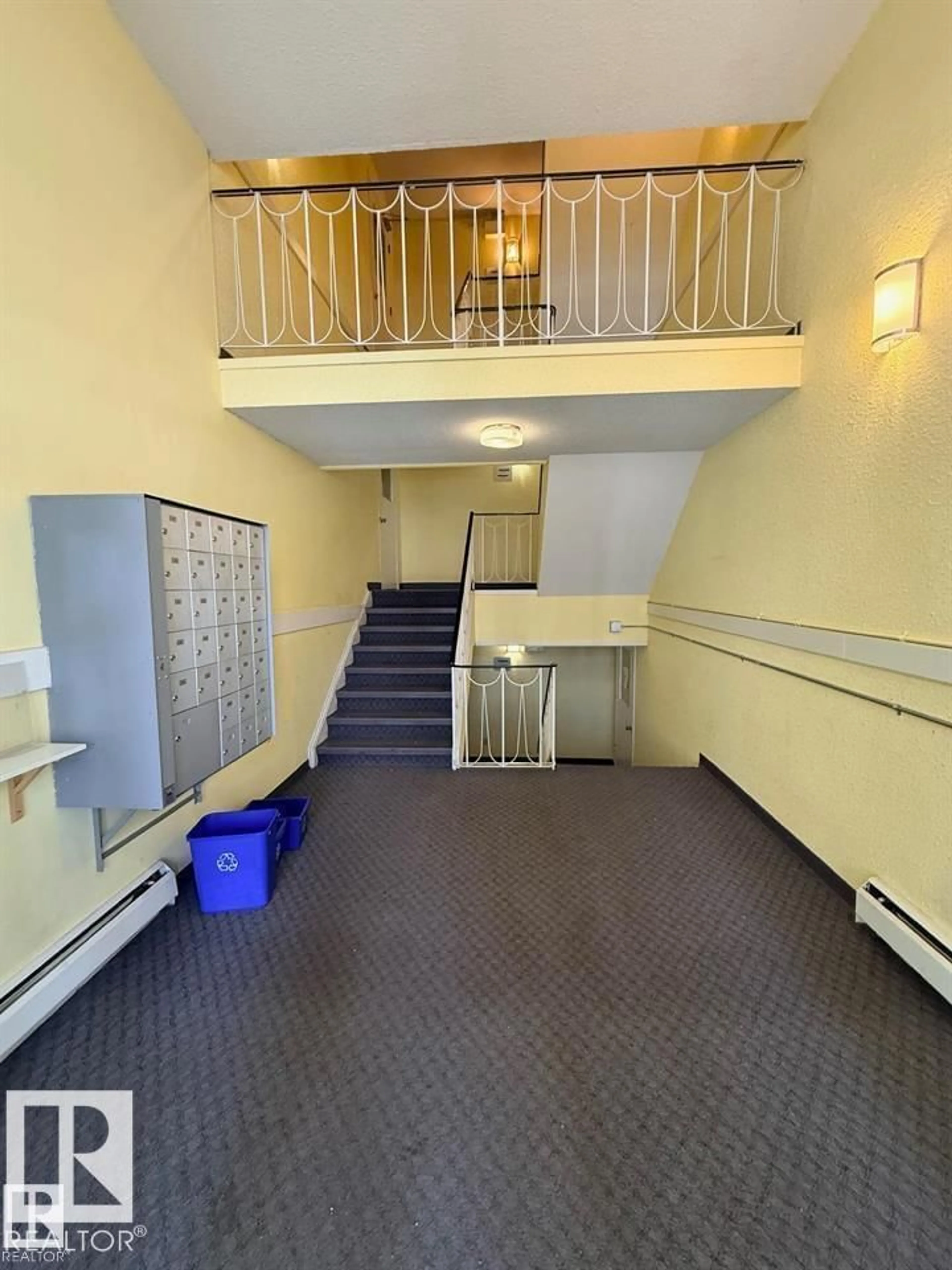Indoor foyer for 106 10725 111 ST NW, Edmonton Alberta T5H3G2