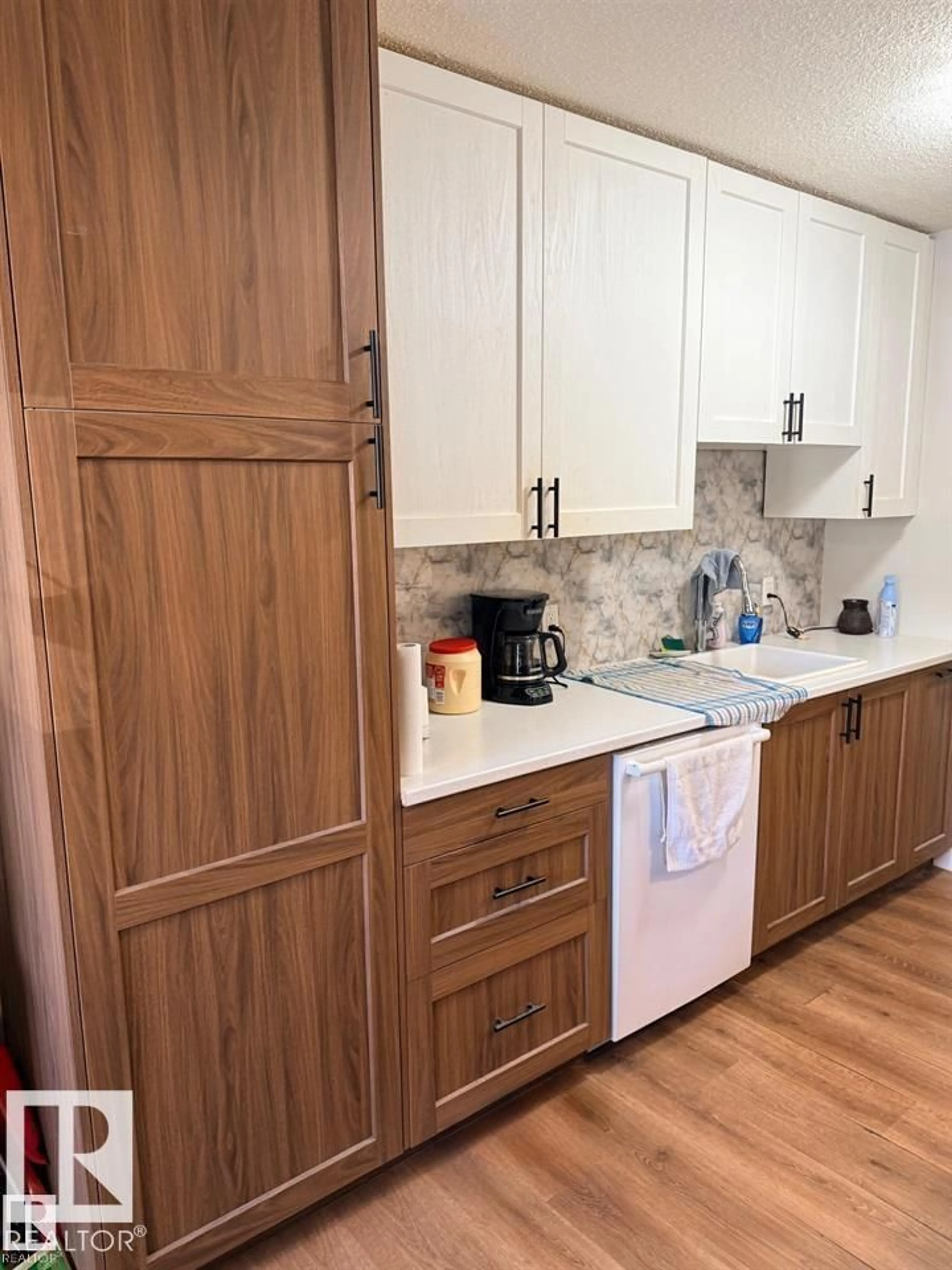 Standard kitchen, wood/laminate floor for 106 10725 111 ST NW, Edmonton Alberta T5H3G2