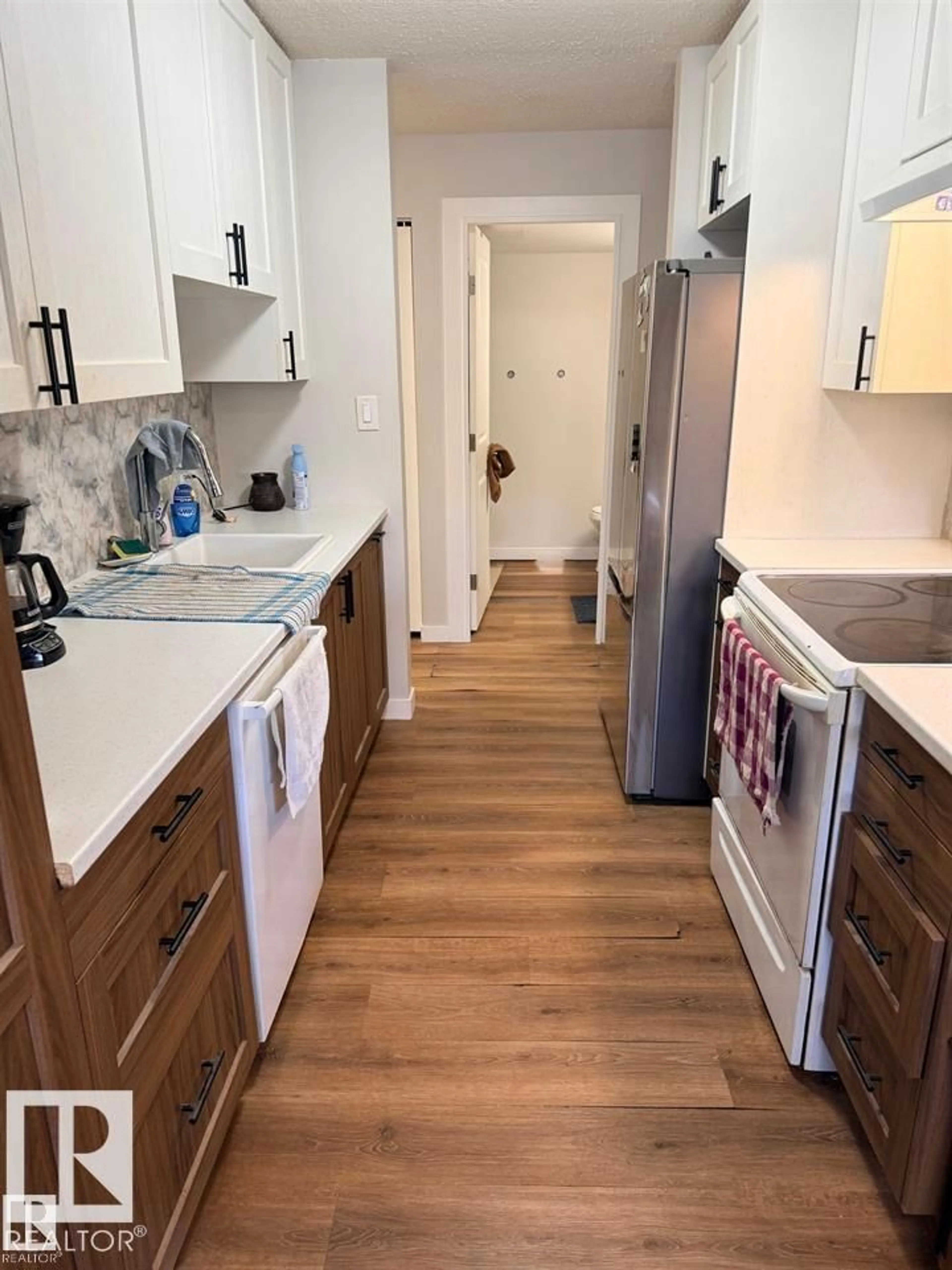 Standard kitchen, unknown for 106 10725 111 ST NW, Edmonton Alberta T5H3G2