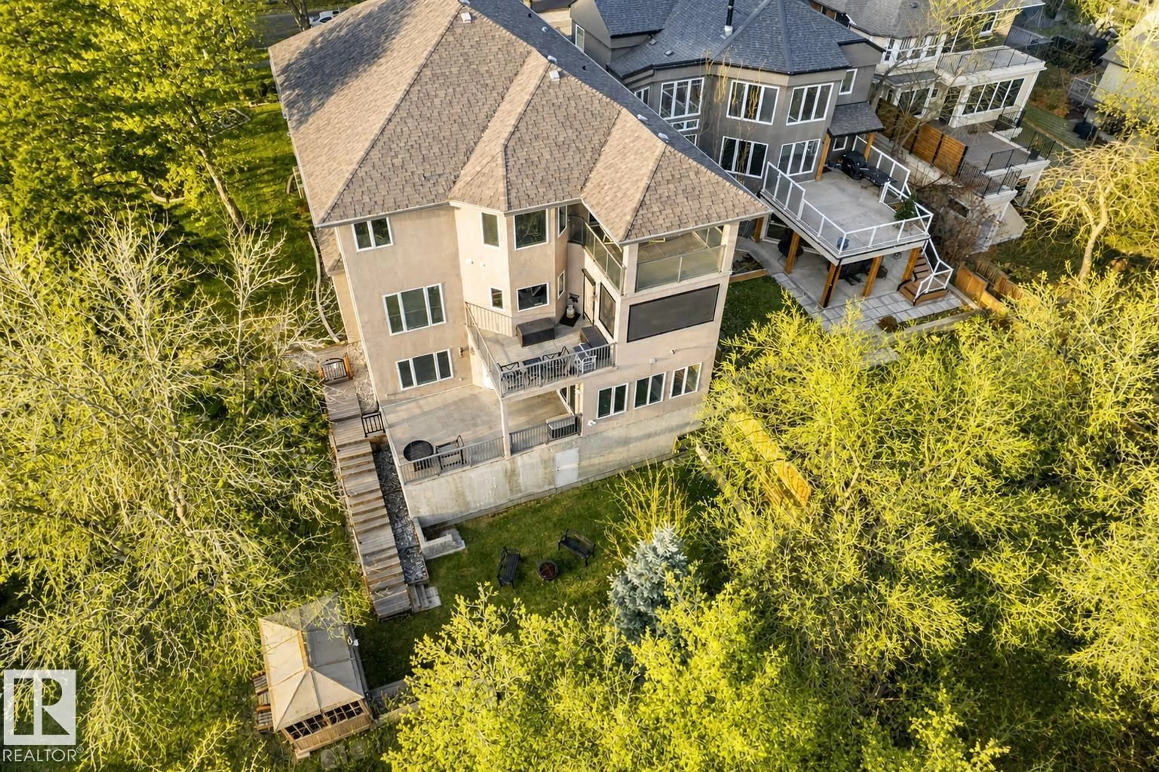 A pic from outside/outdoor area/front of a property/back of a property/a pic from drone, unknown for 10309 VILLA AV, Edmonton Alberta T5N3T8