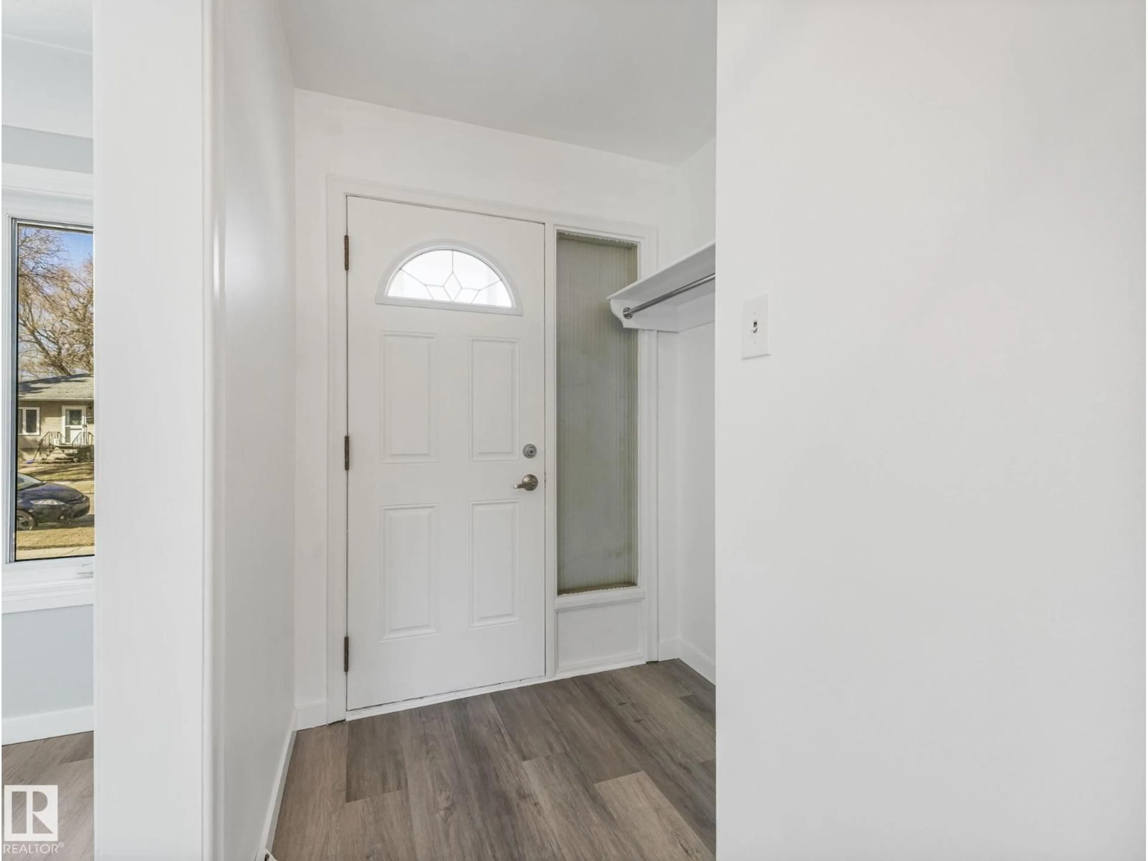 Indoor entryway for 11523 136 ST, Edmonton Alberta T5M1M4