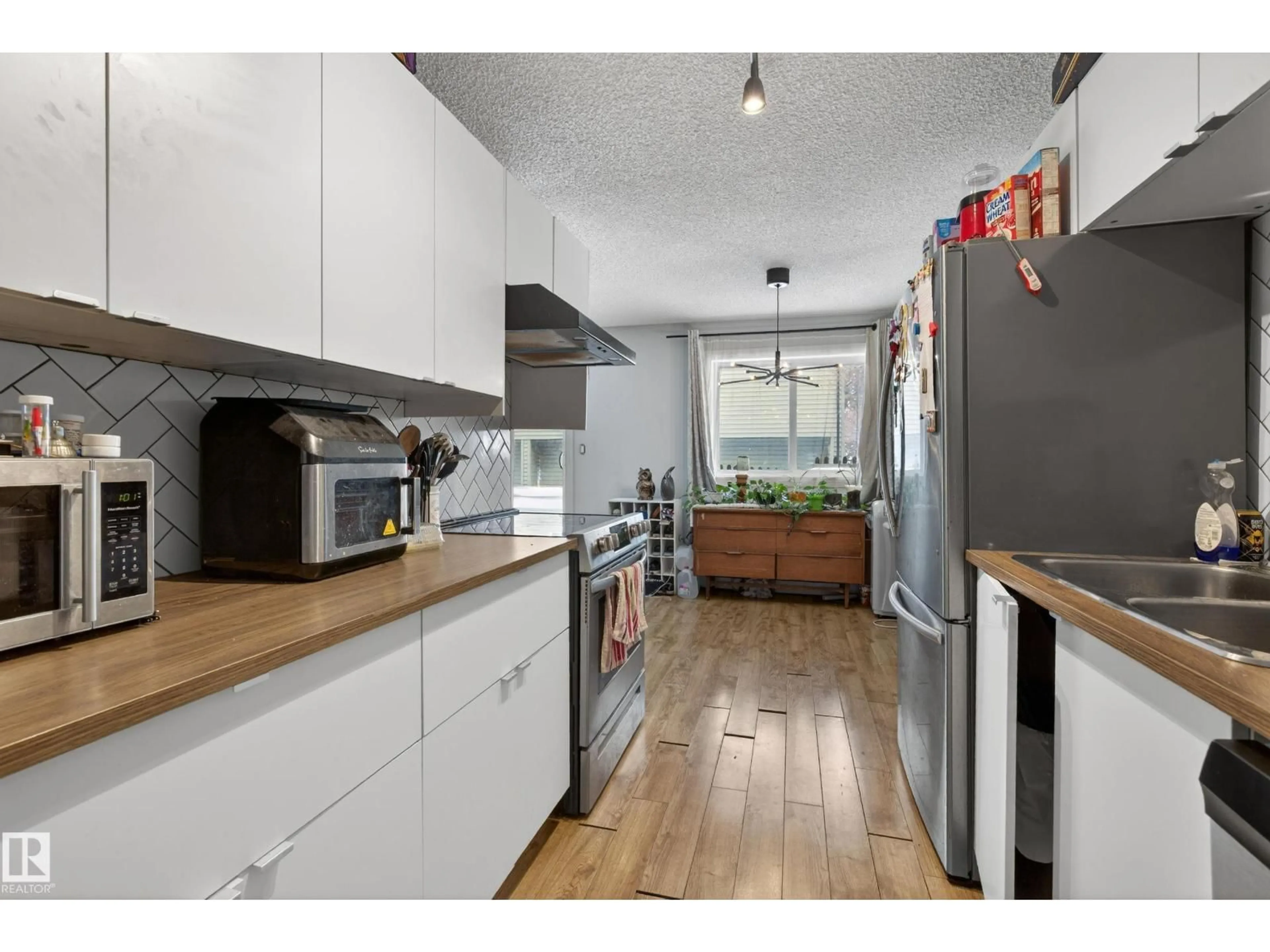 Standard kitchen, wood/laminate floor for 13454 FORT RD NW, Edmonton Alberta T5A1C5