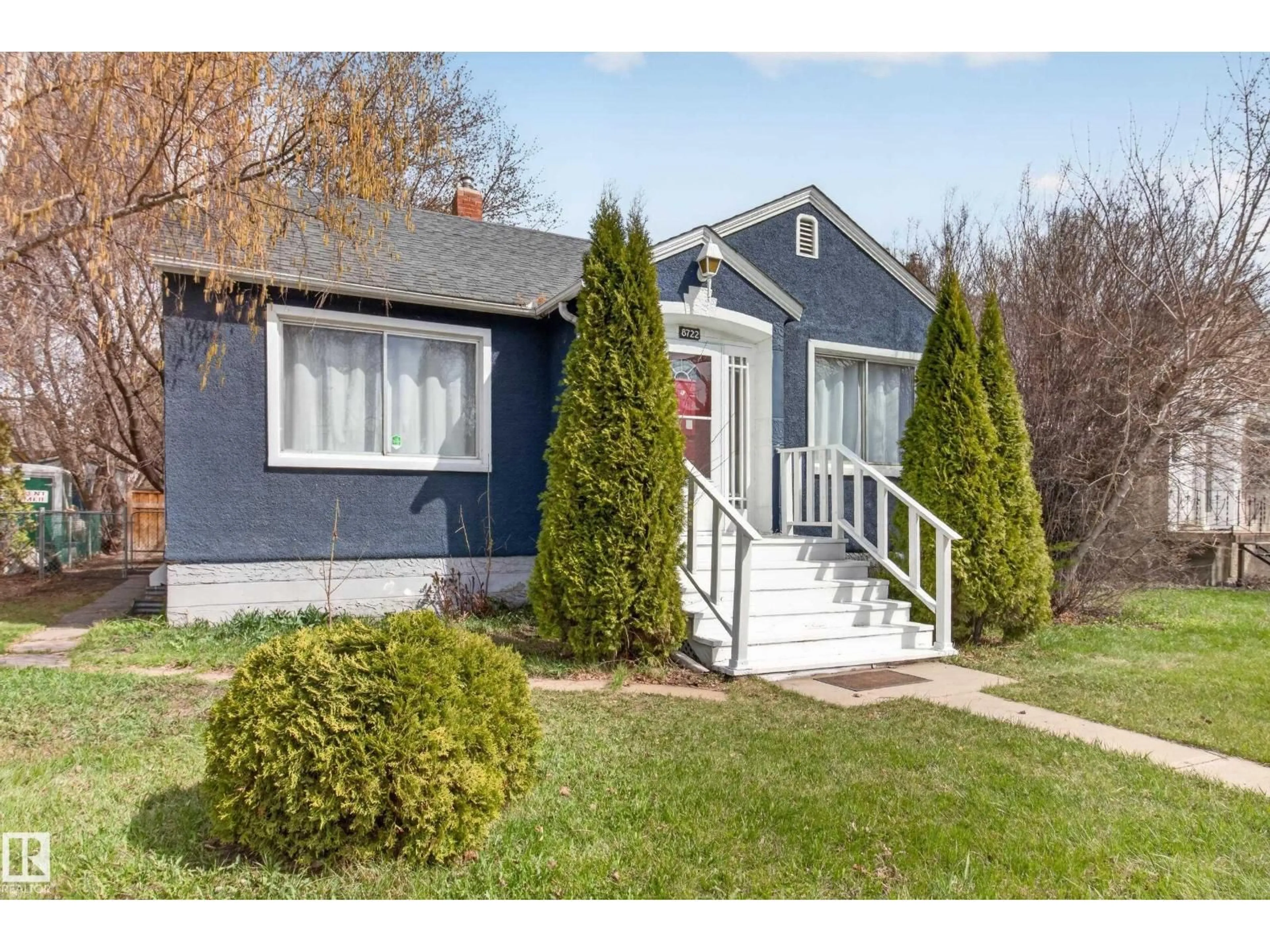 Home with vinyl exterior material, street for 8722 112 AV, Edmonton Alberta T5B0G6