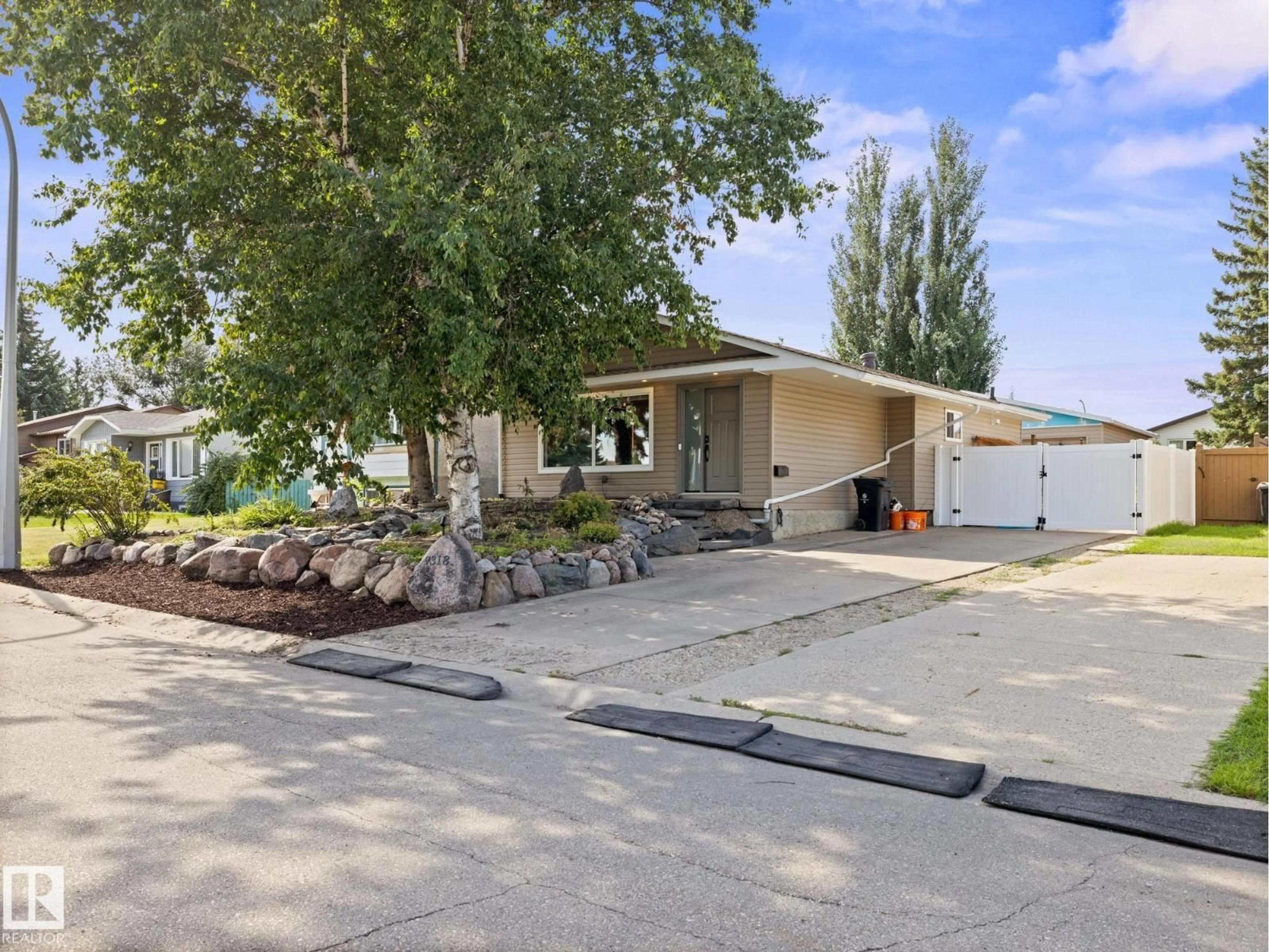 Home with vinyl exterior material, street for 9318 80 STREET, Fort Saskatchewan Alberta T8L3E2