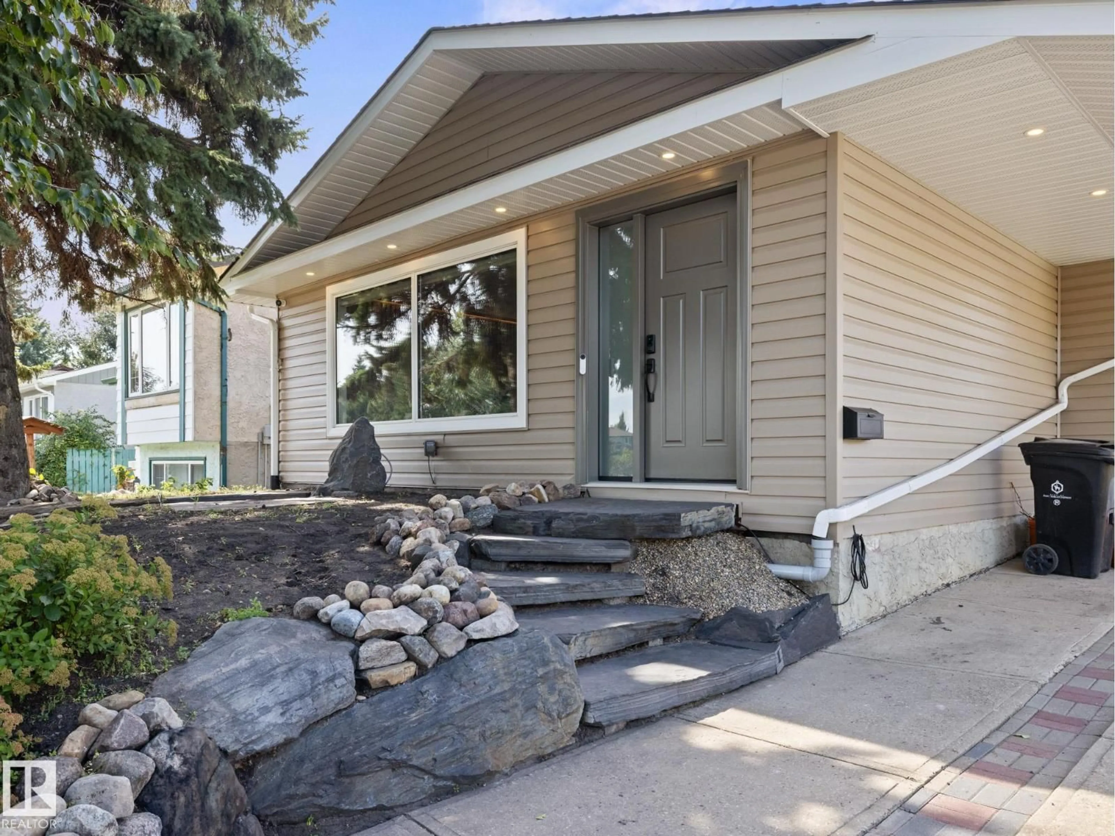 Home with vinyl exterior material, street for 9318 80 STREET, Fort Saskatchewan Alberta T8L3E2