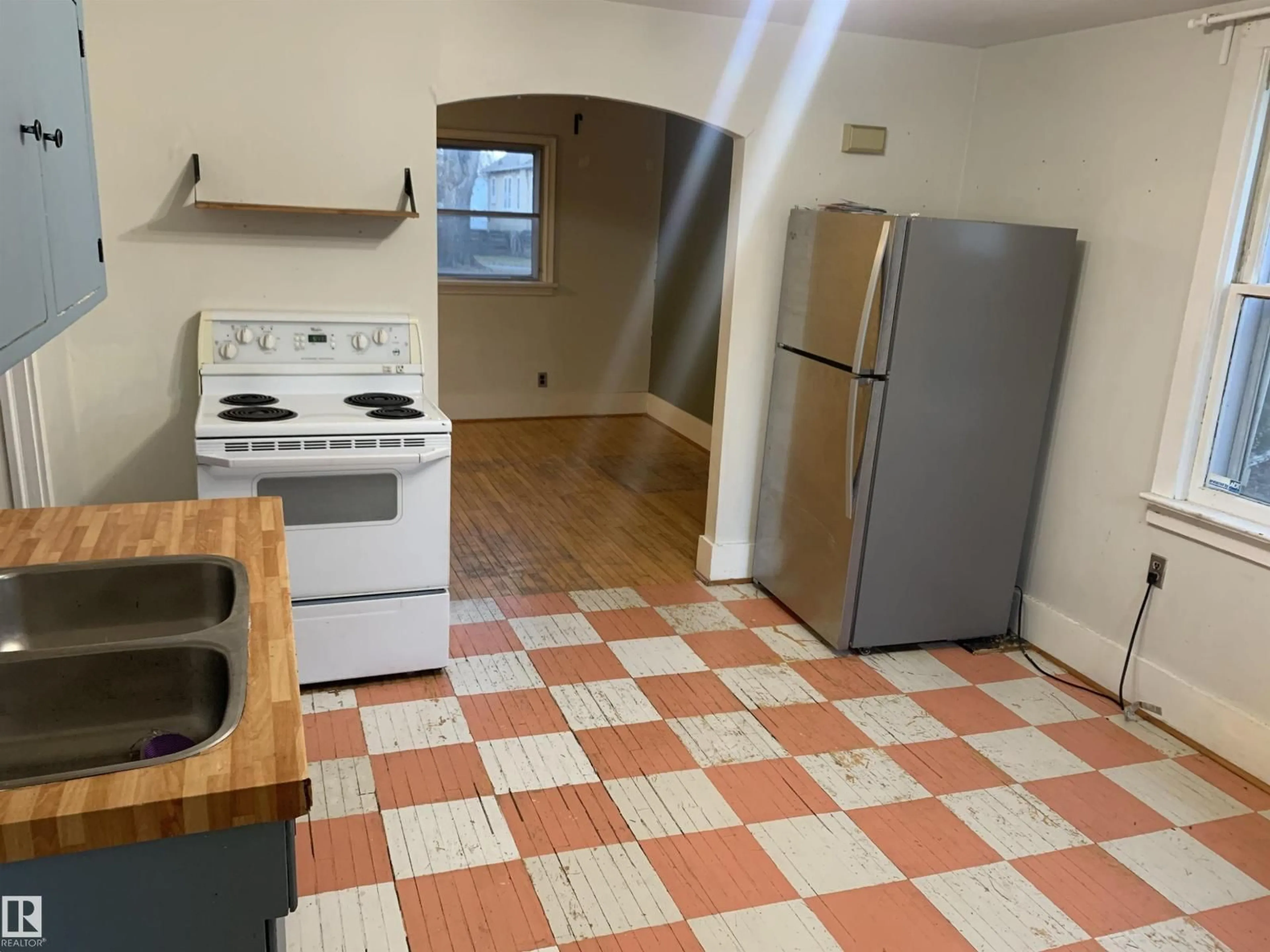 Standard kitchen, unknown for 9747 90 AV NW, Edmonton Alberta T6E2S8