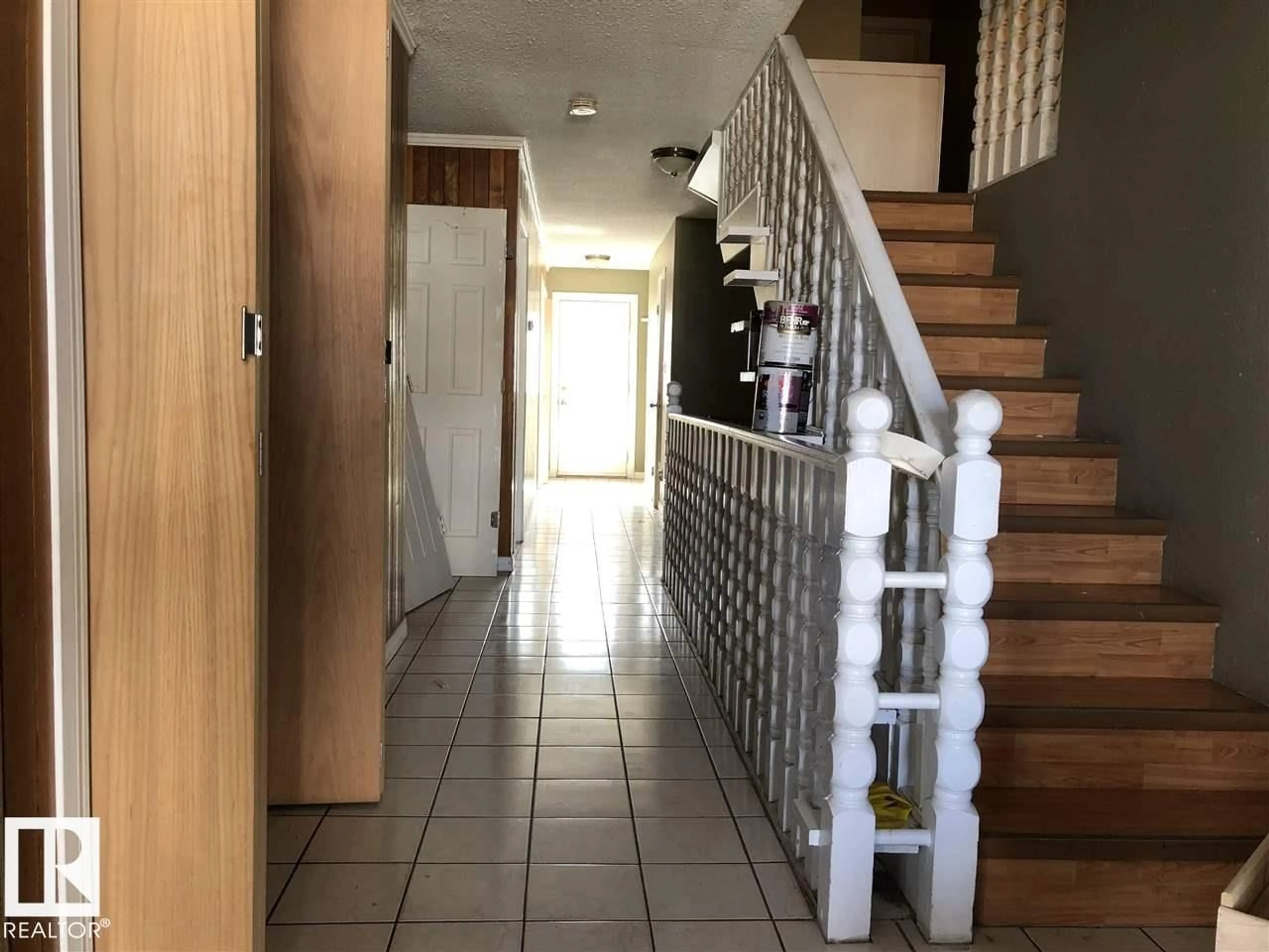 Indoor foyer for 11507 141 AV, Edmonton Alberta T5X3Z7