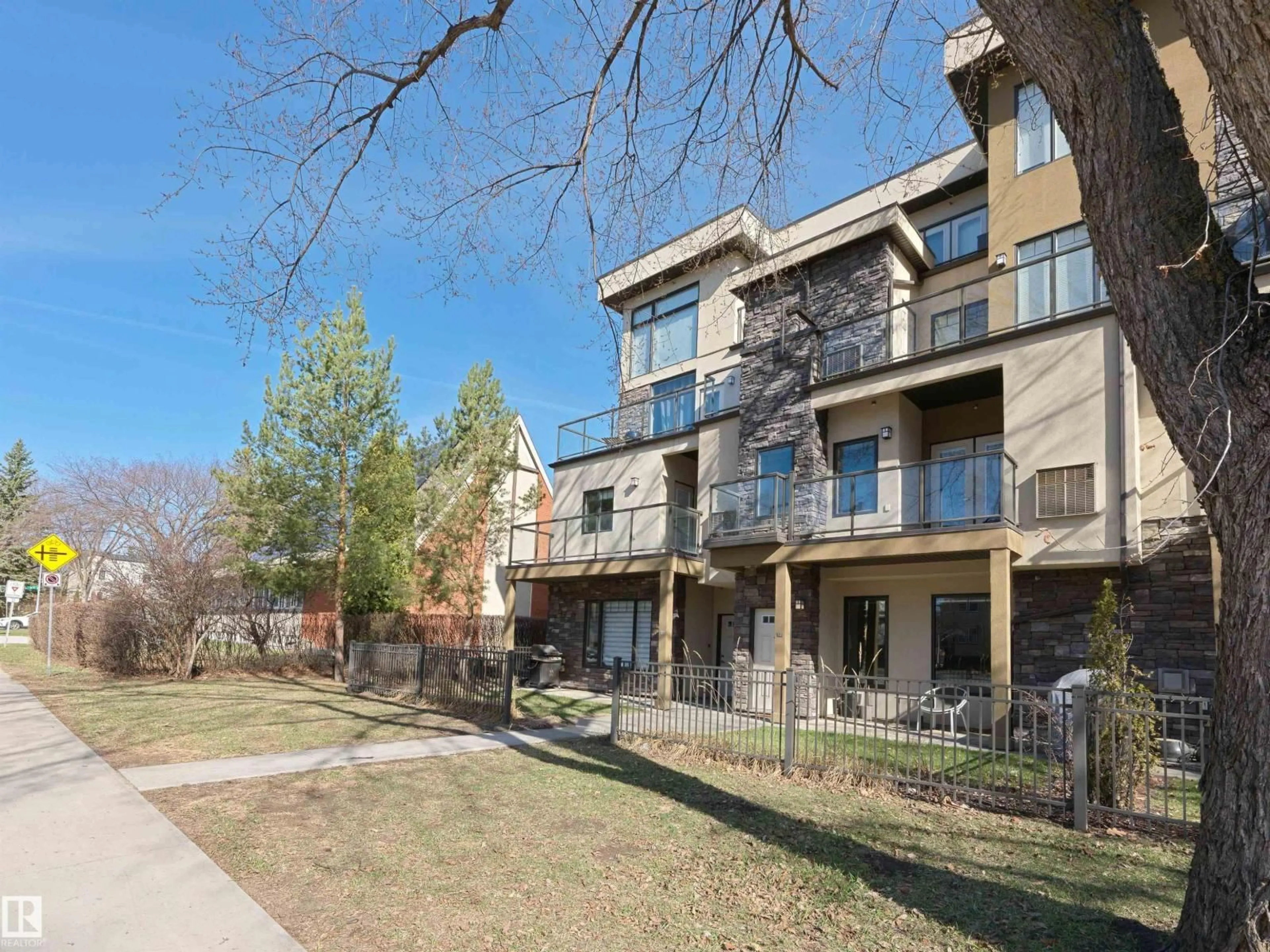 Patio, street for 13 - 11518 76 AV, Edmonton Alberta T6G0K7