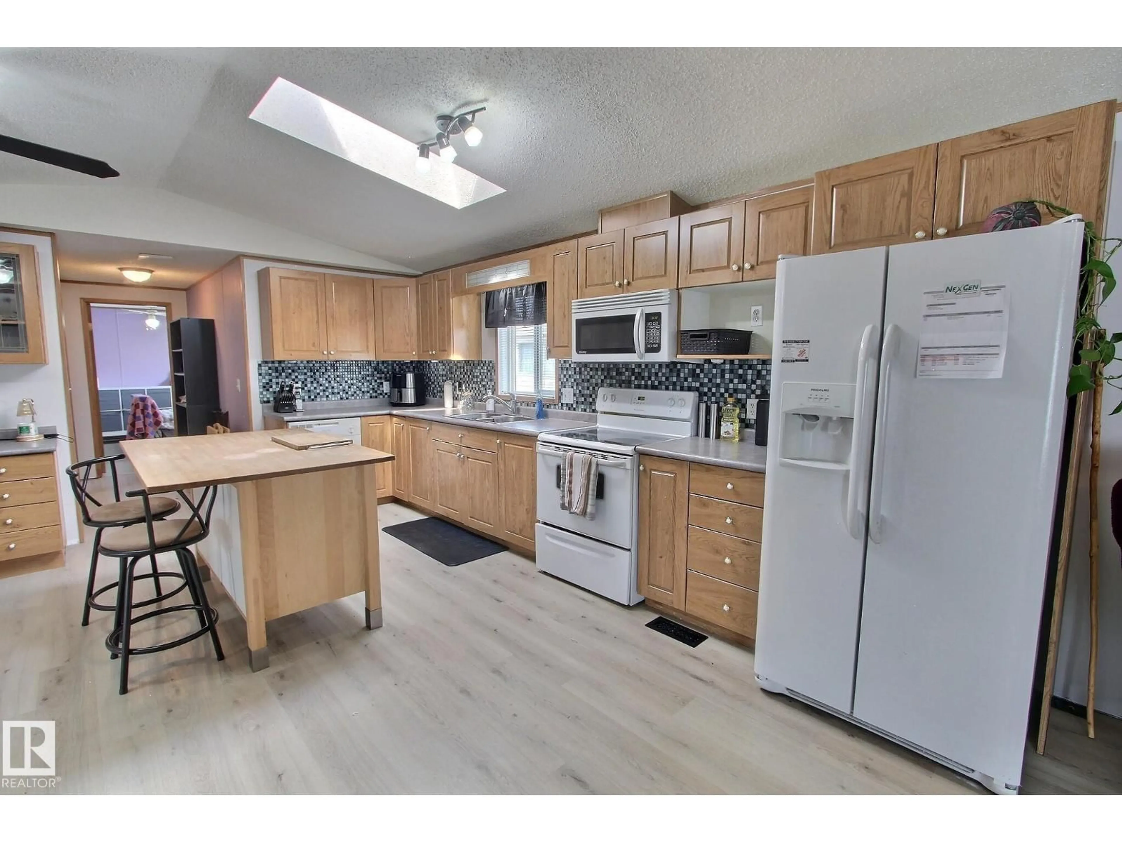Standard kitchen, unknown for 446 - 53222 RR 272, Rural Parkland County Alberta T7X3P6