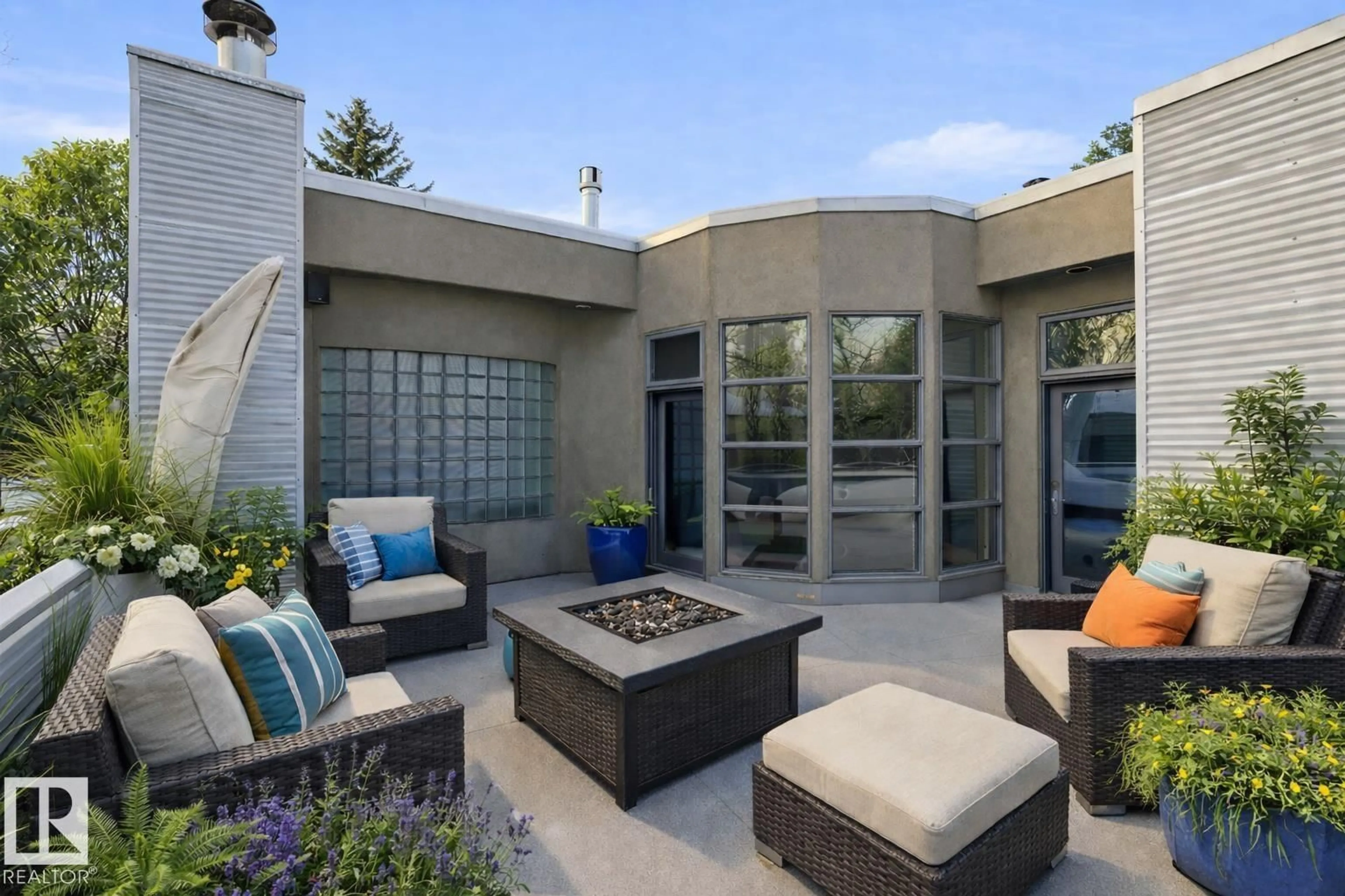 Patio, unknown for 9012 98 ST, Edmonton Alberta T6E3M5