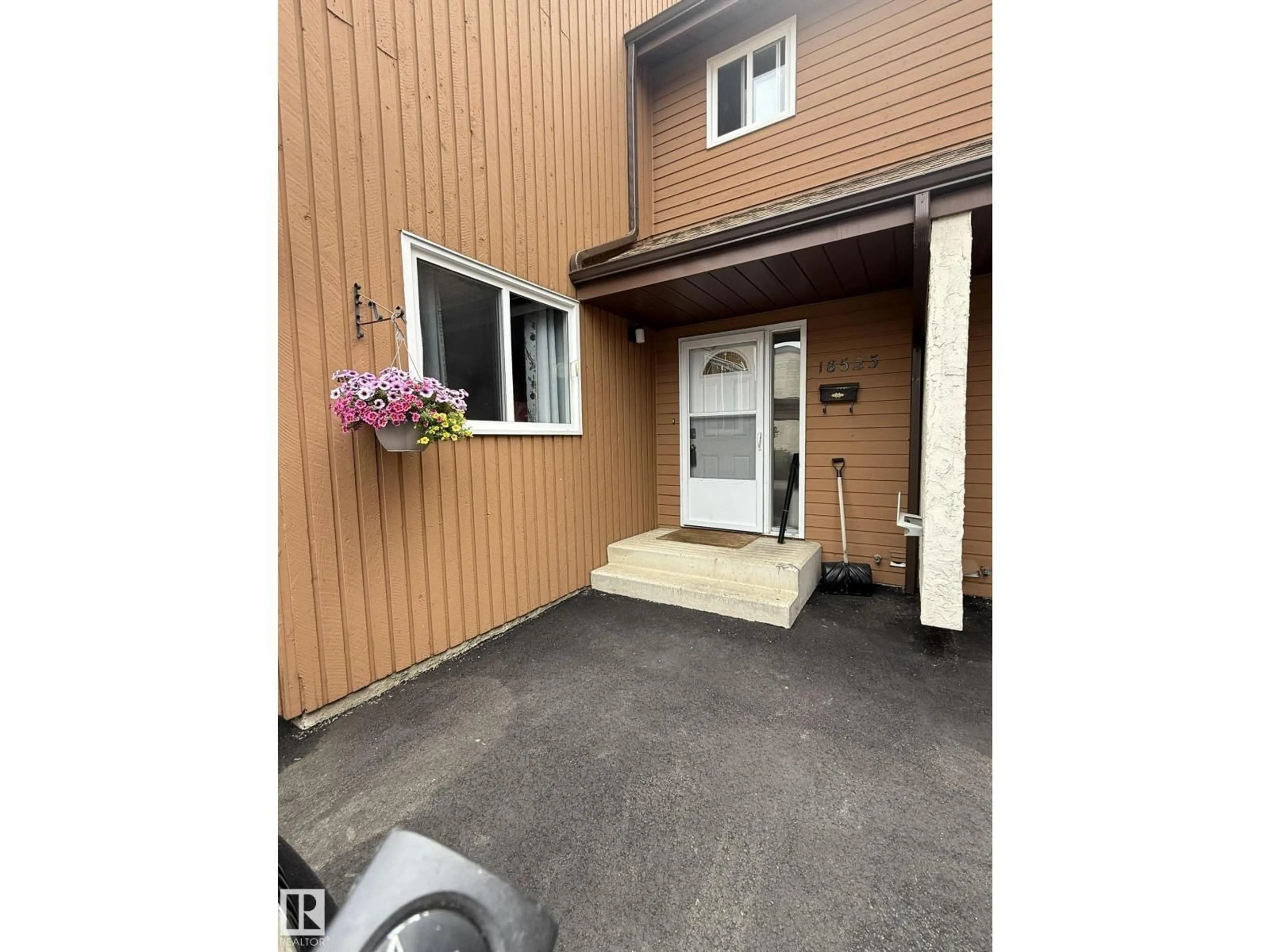 Unknown for 18525 66 AV, Edmonton Alberta T5T2M3