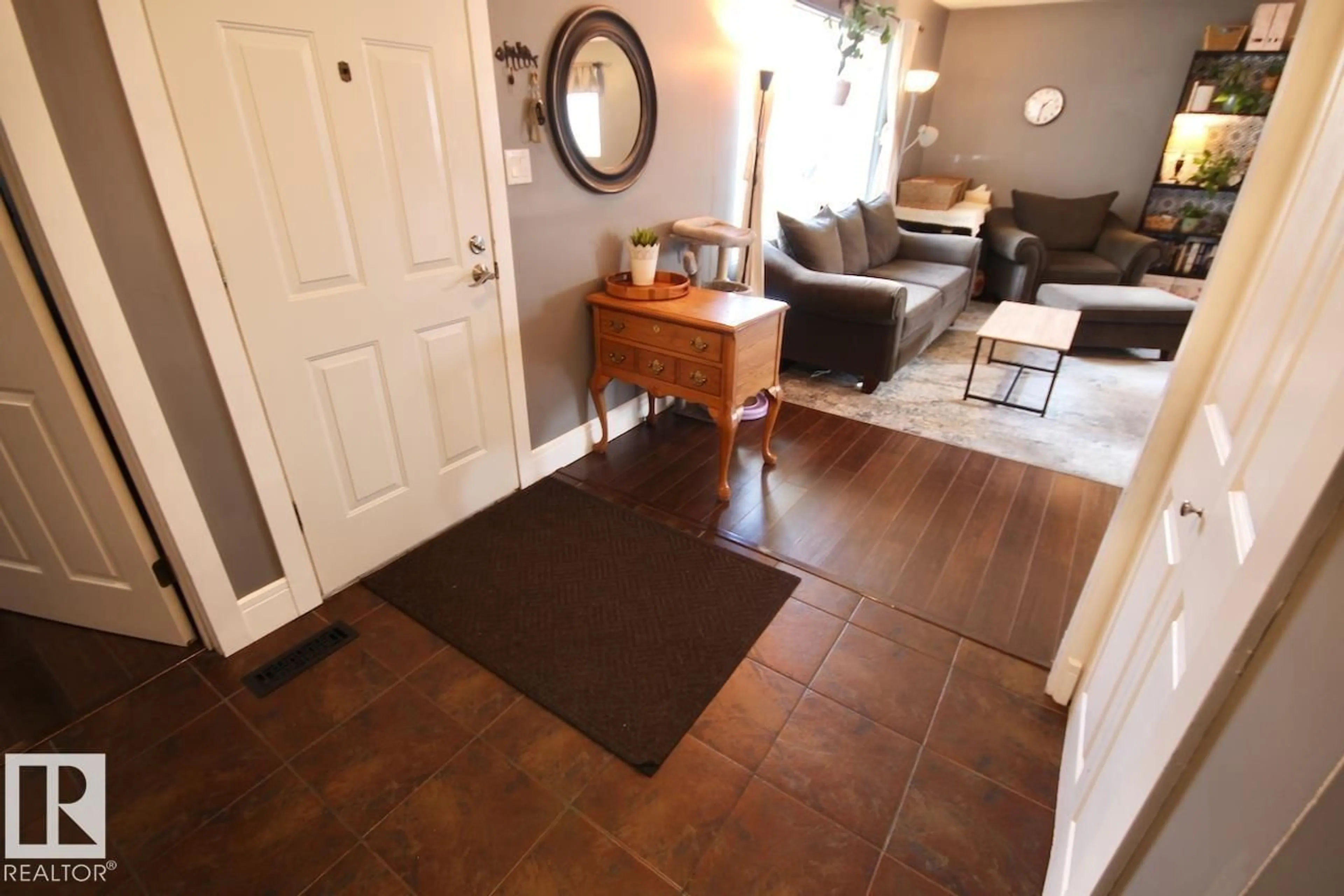 Indoor entryway for 8607 35A AV, Edmonton Alberta T6K0C3