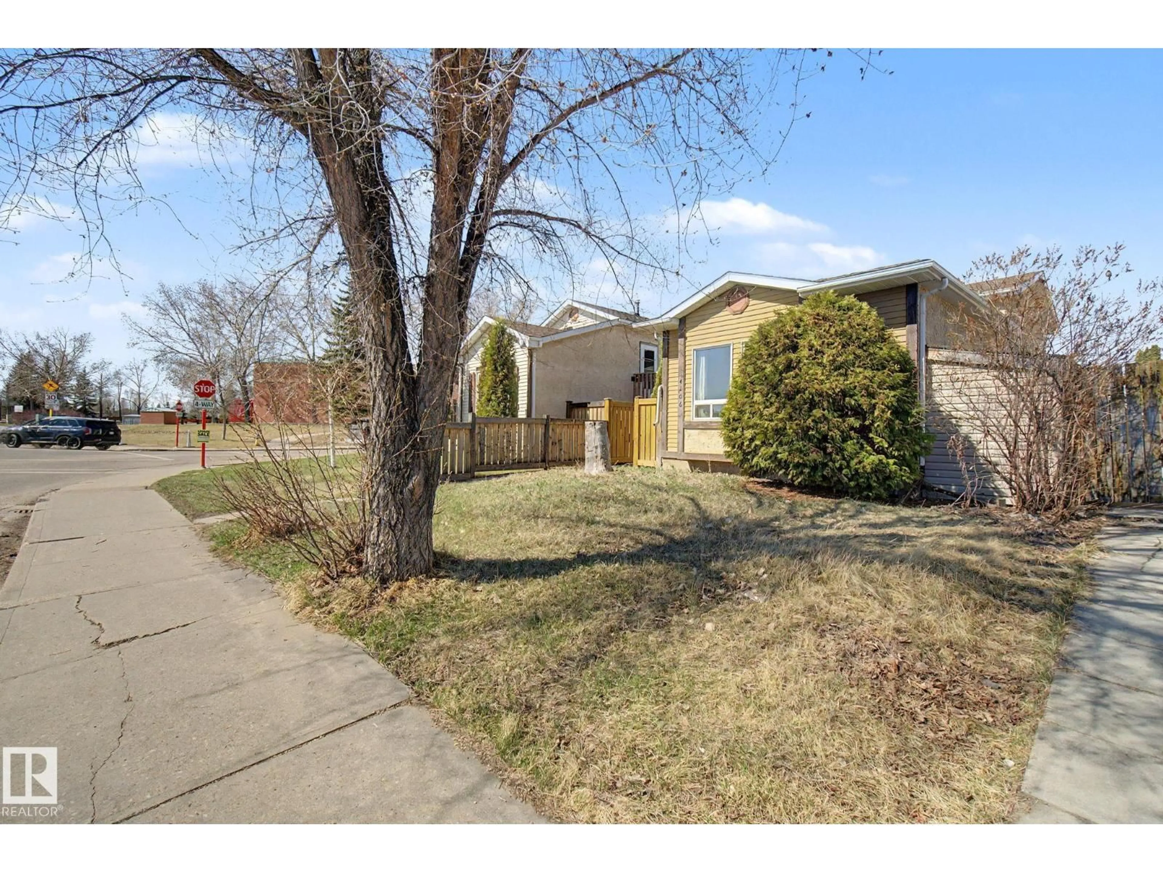 A pic from outside/outdoor area/front of a property/back of a property/a pic from drone, street for 4106 38 ST, Edmonton Alberta T6L5E4
