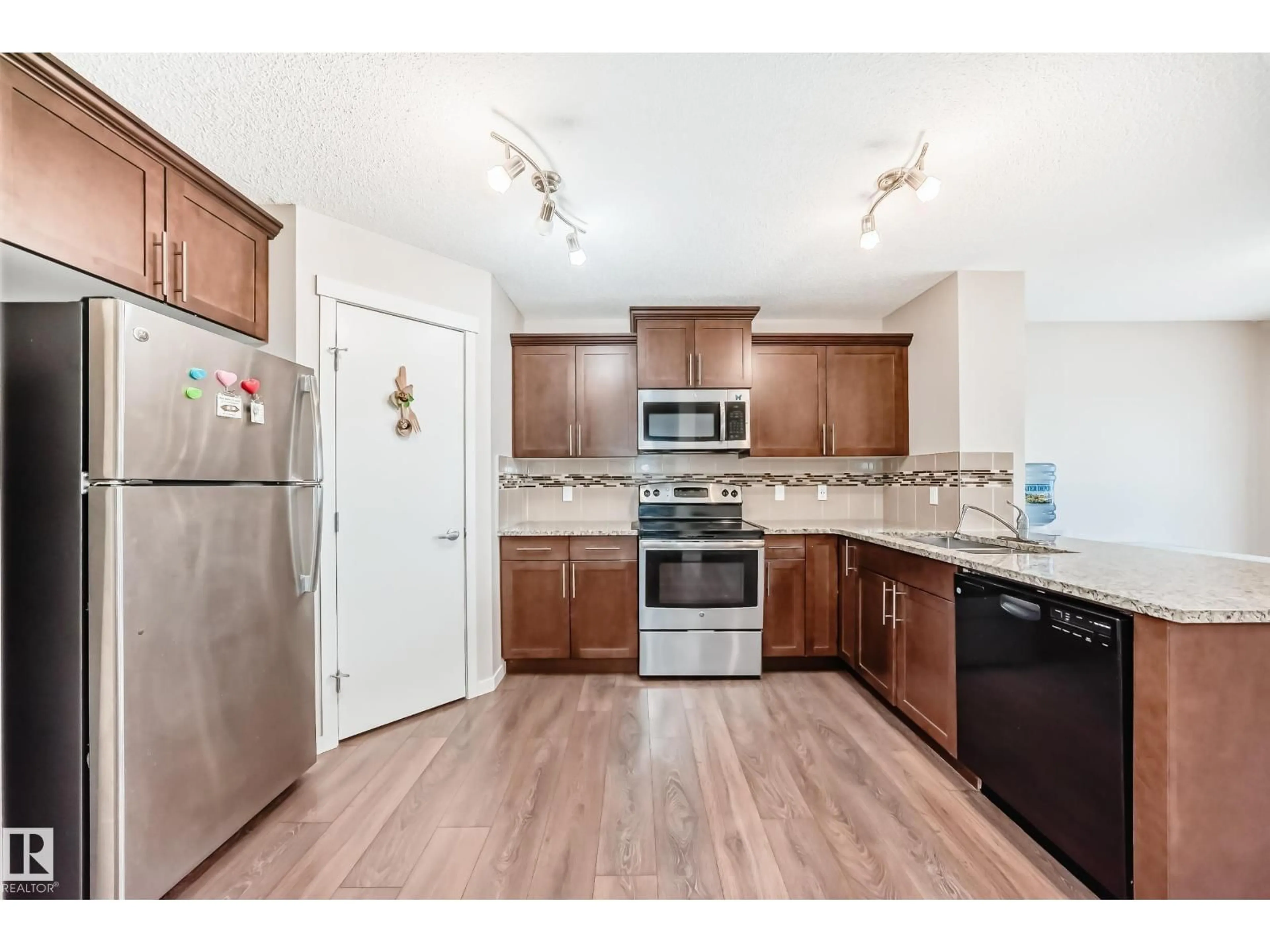 Standard kitchen, unknown for NW - 17304 73 ST, Edmonton Alberta T5Z0L3