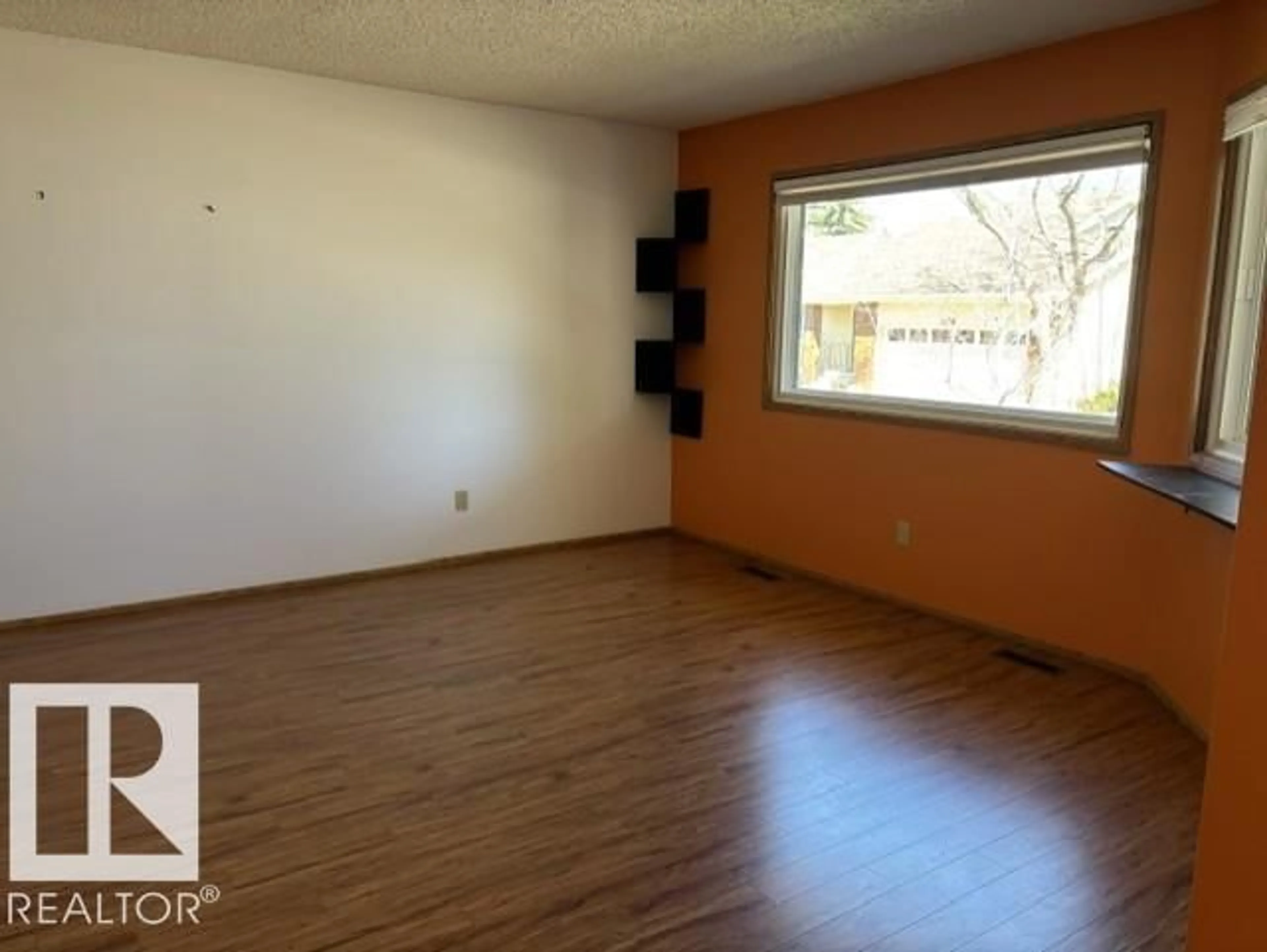 A pic of a room for 241 OEMING RD, Edmonton Alberta T6R1M1
