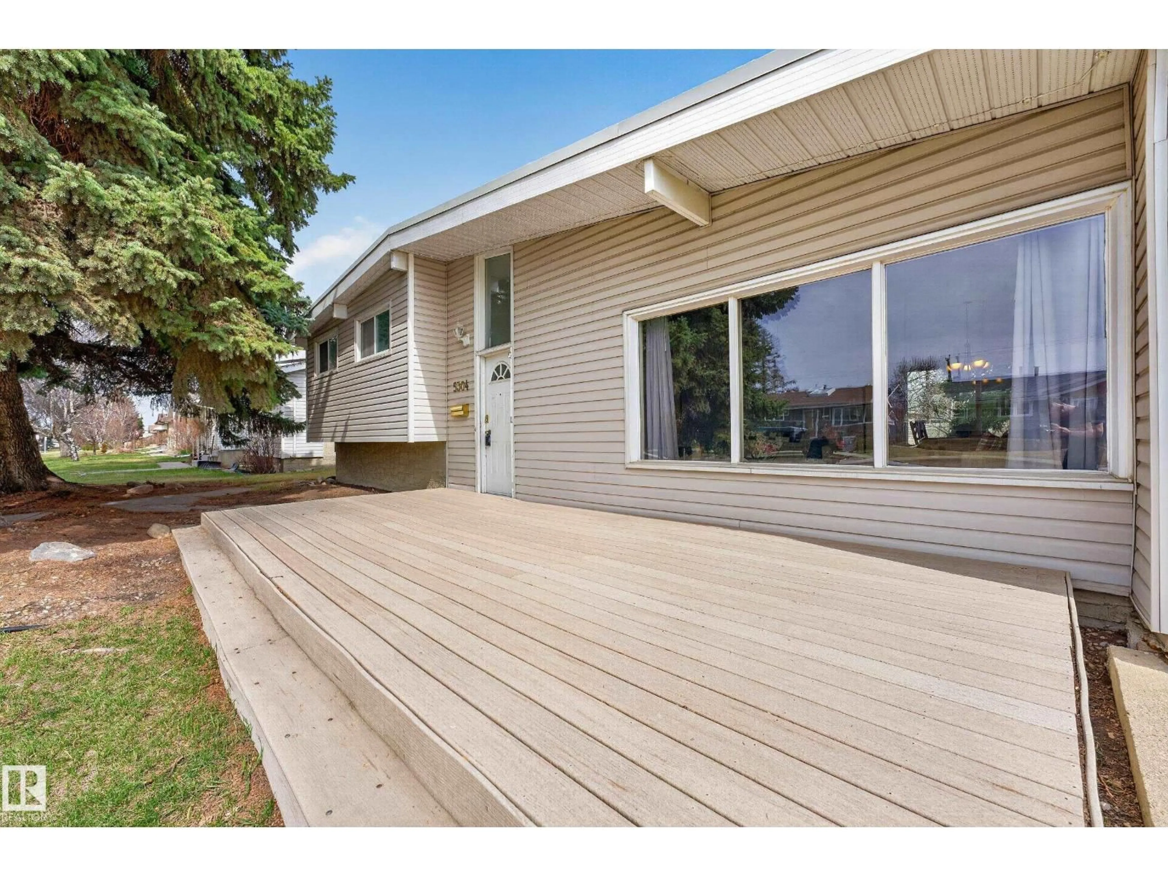 Home with vinyl exterior material, unknown for 5304 90A AV, Edmonton Alberta T6B0P8