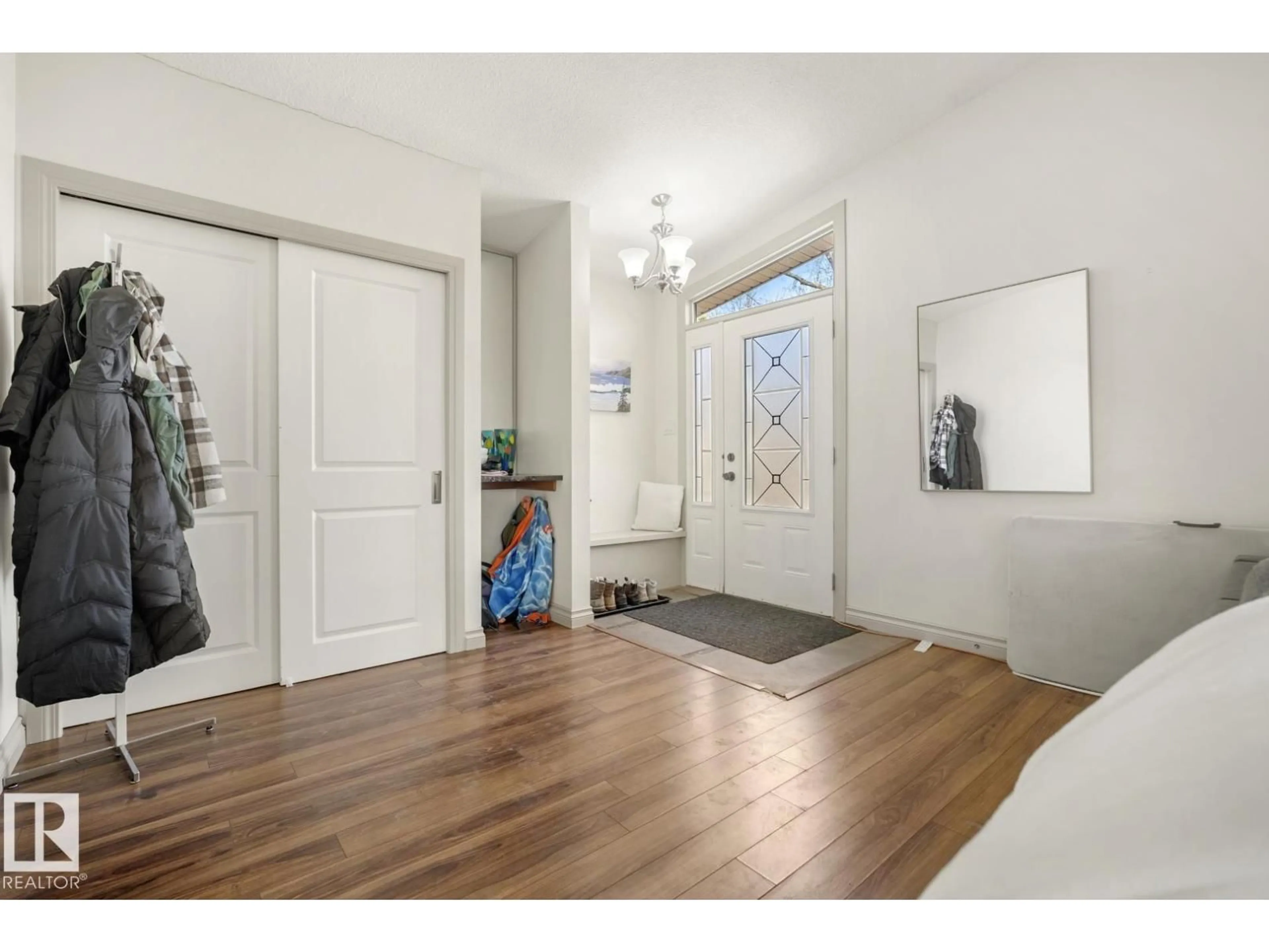 Indoor entryway for 10649 67 AV, Edmonton Alberta T6H1Z7