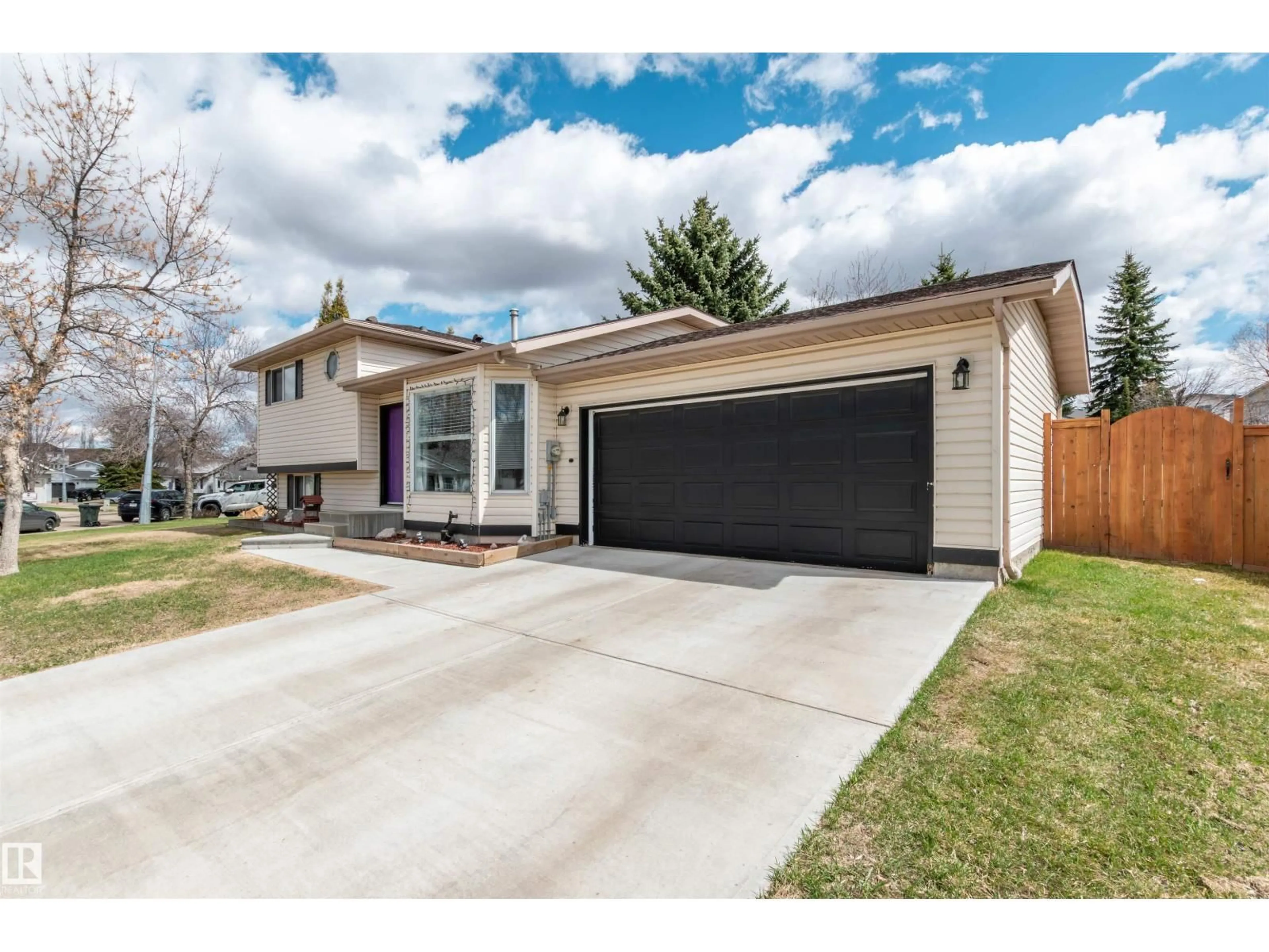 Home with vinyl exterior material, street for 9 DARLINGTON DR, Sherwood Park Alberta T8H1P4