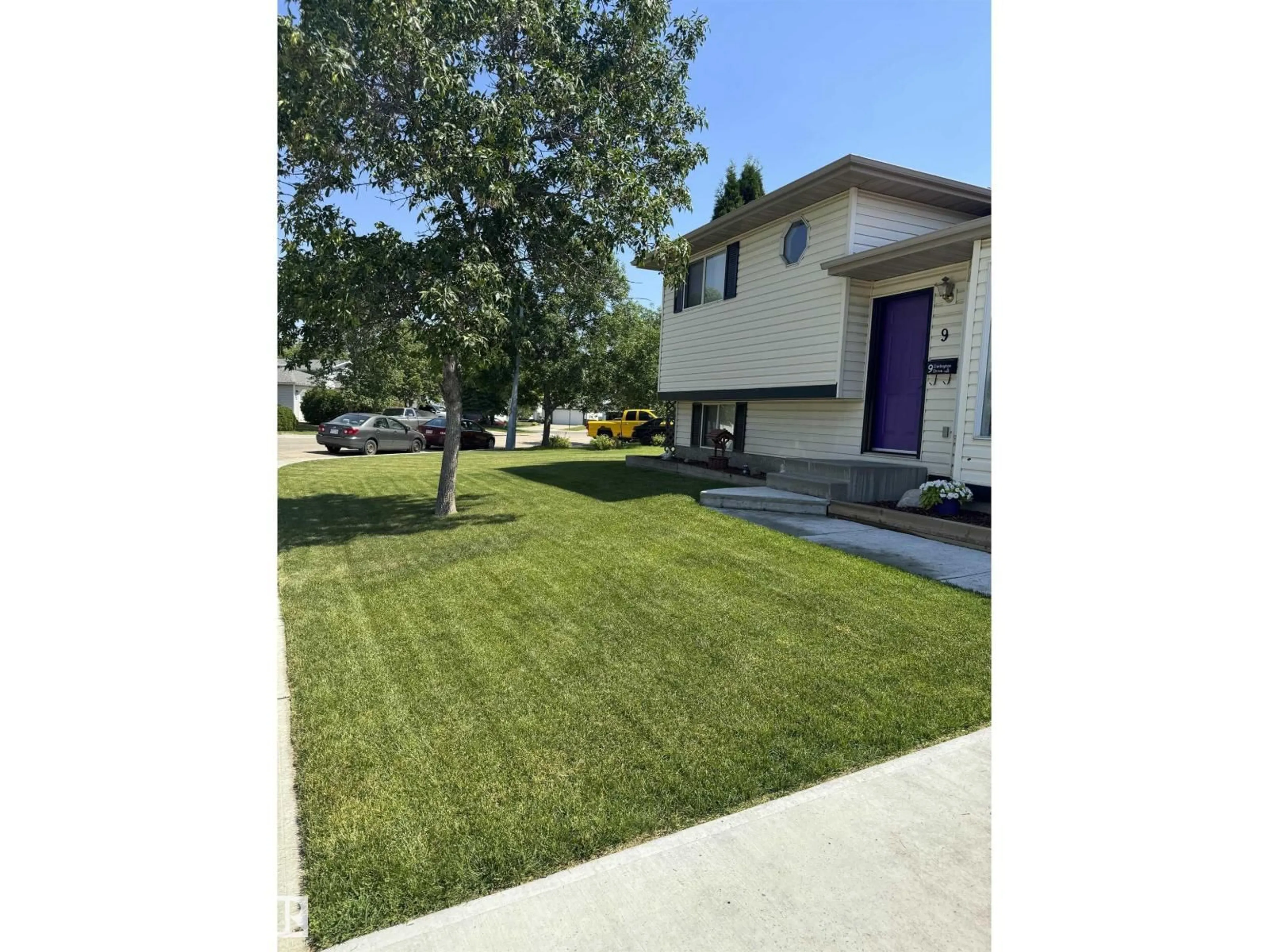 A pic from outside/outdoor area/front of a property/back of a property/a pic from drone, street for 9 DARLINGTON DR, Sherwood Park Alberta T8H1P4