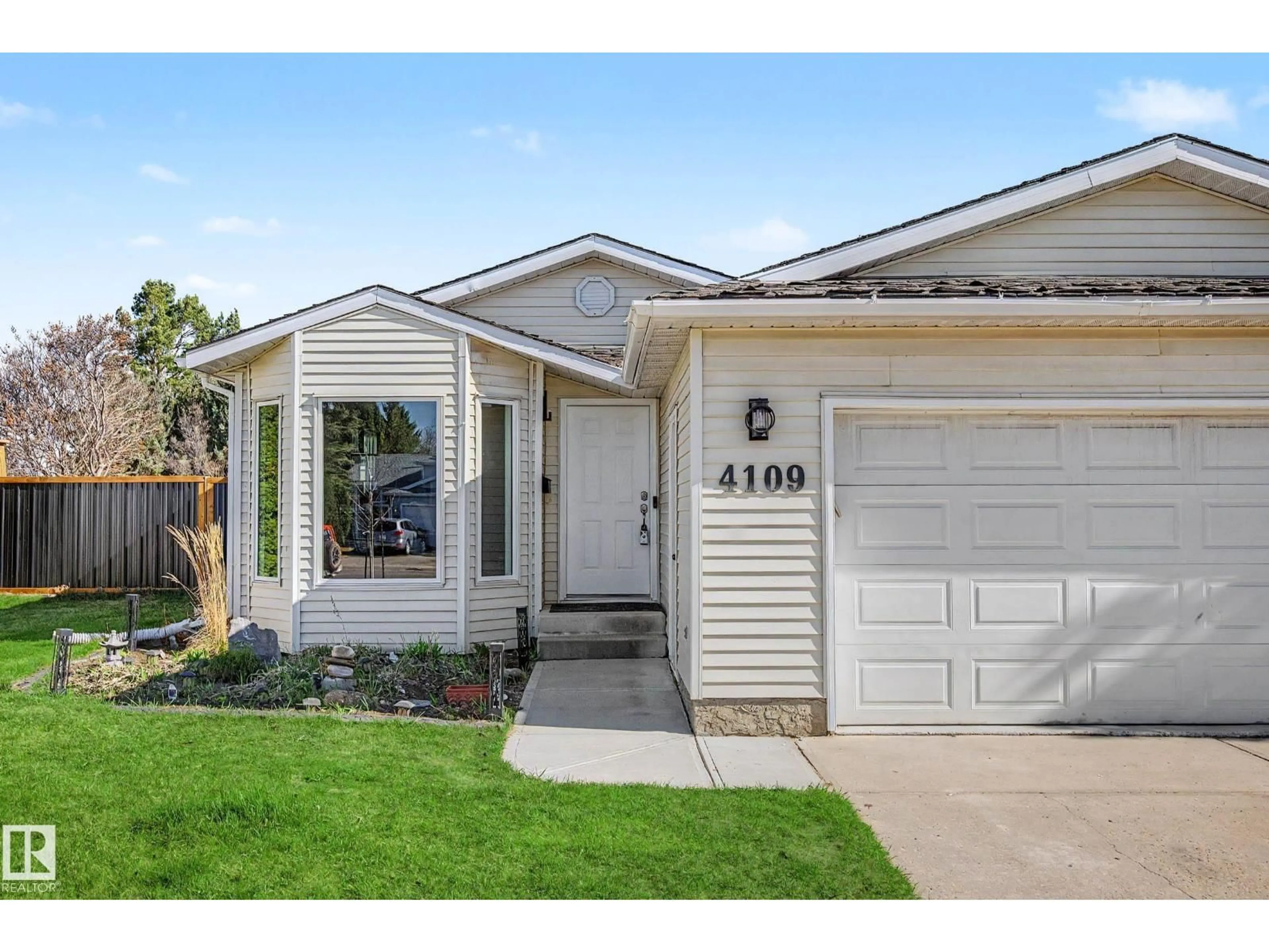 Home with vinyl exterior material, street for 4109 44 AV, Stony Plain Alberta T7Z1K3