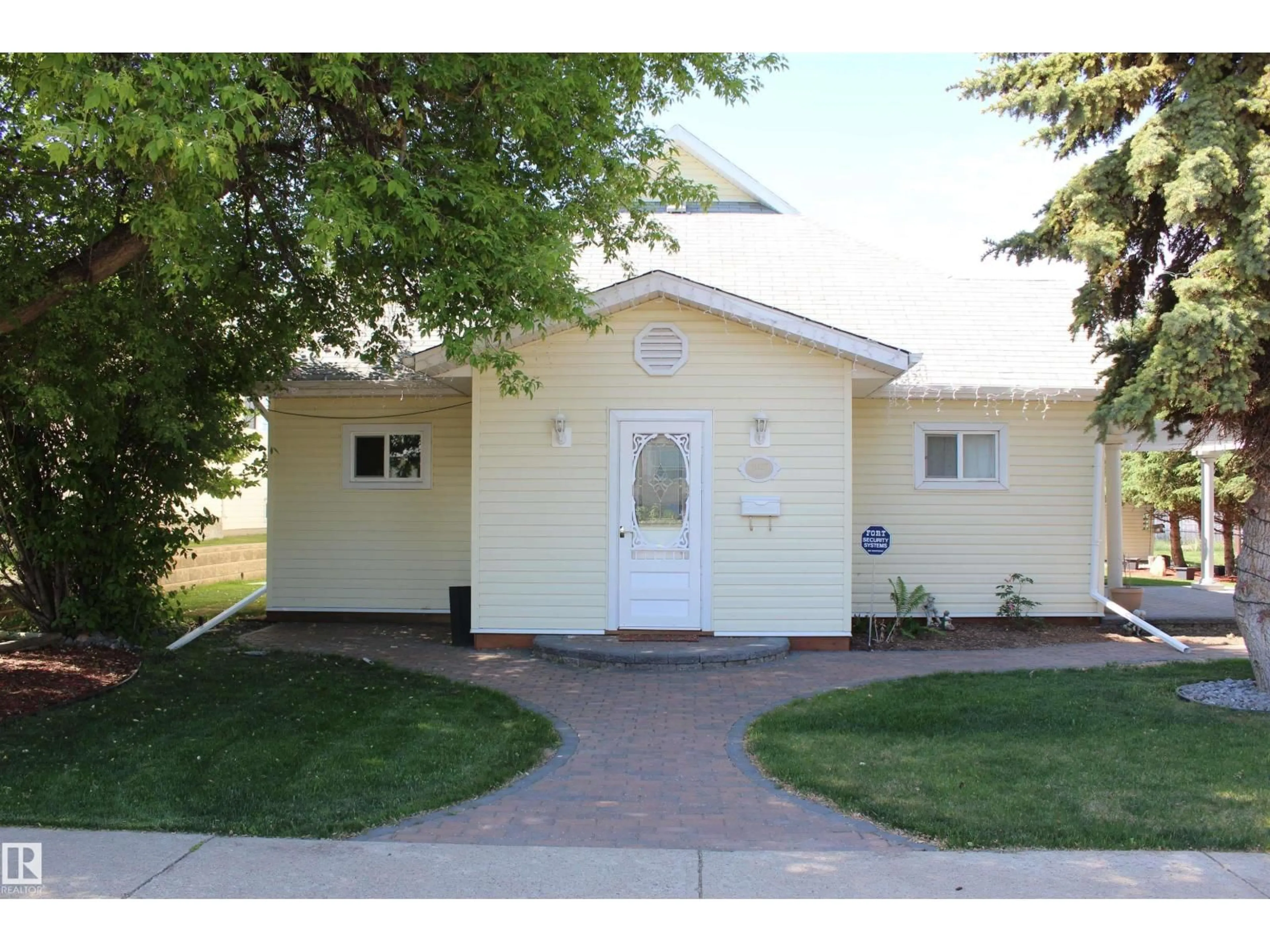 Home with vinyl exterior material, street for 5027 52 AV, Mundare Alberta T0B3H0