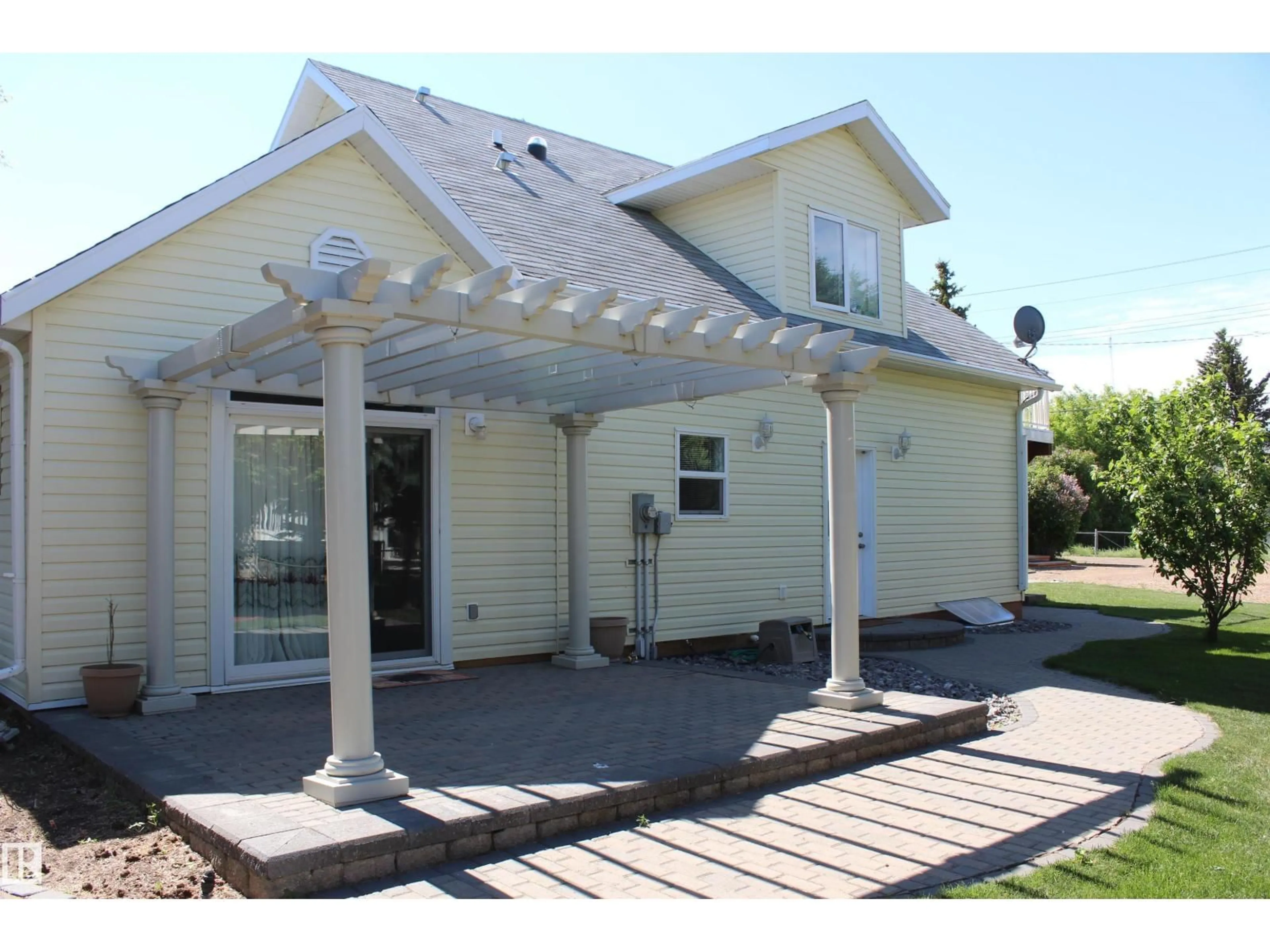 Home with vinyl exterior material, street for 5027 52 AV, Mundare Alberta T0B3H0