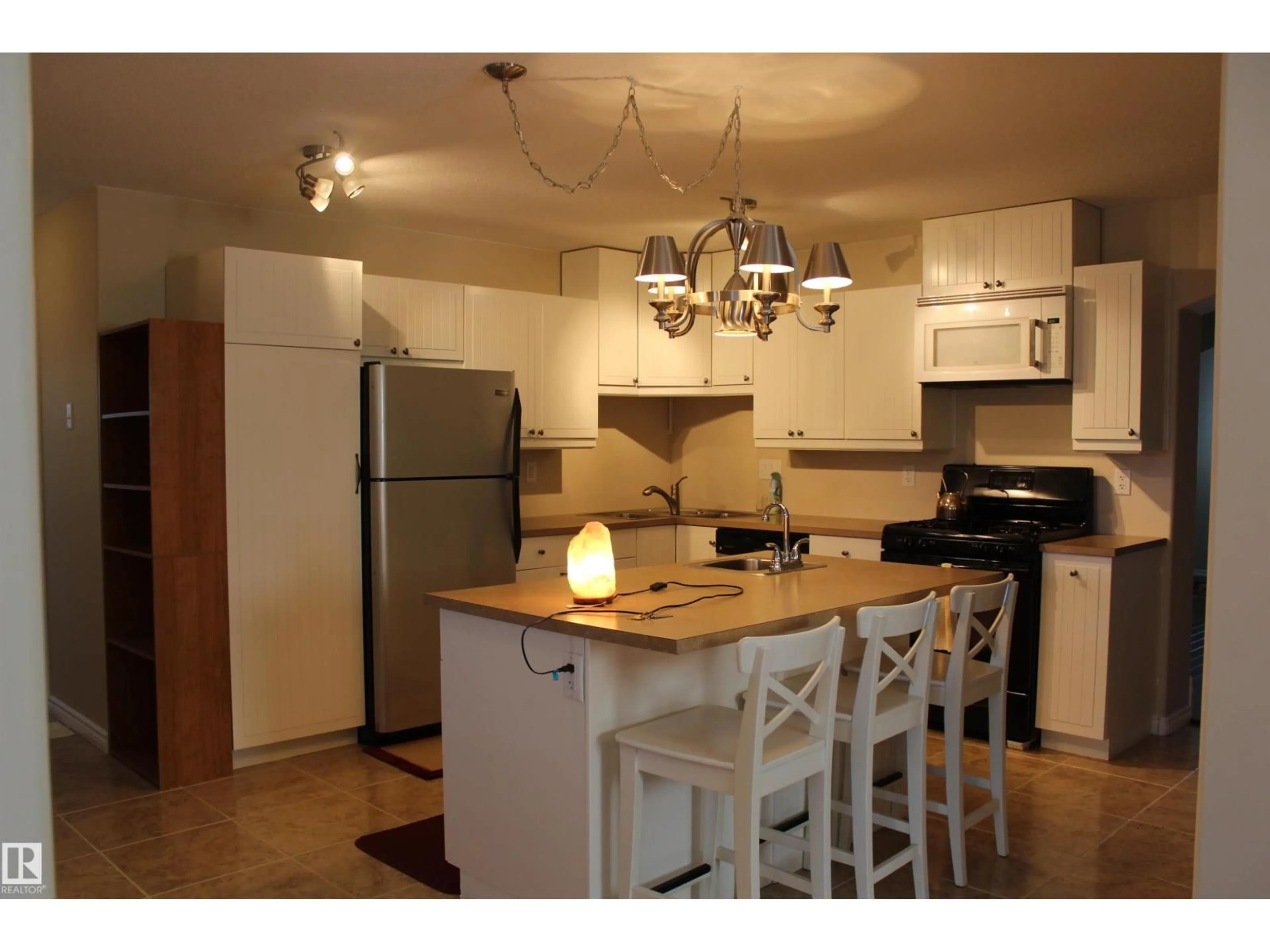 Standard kitchen, wood/laminate floor for 5027 52 AV, Mundare Alberta T0B3H0