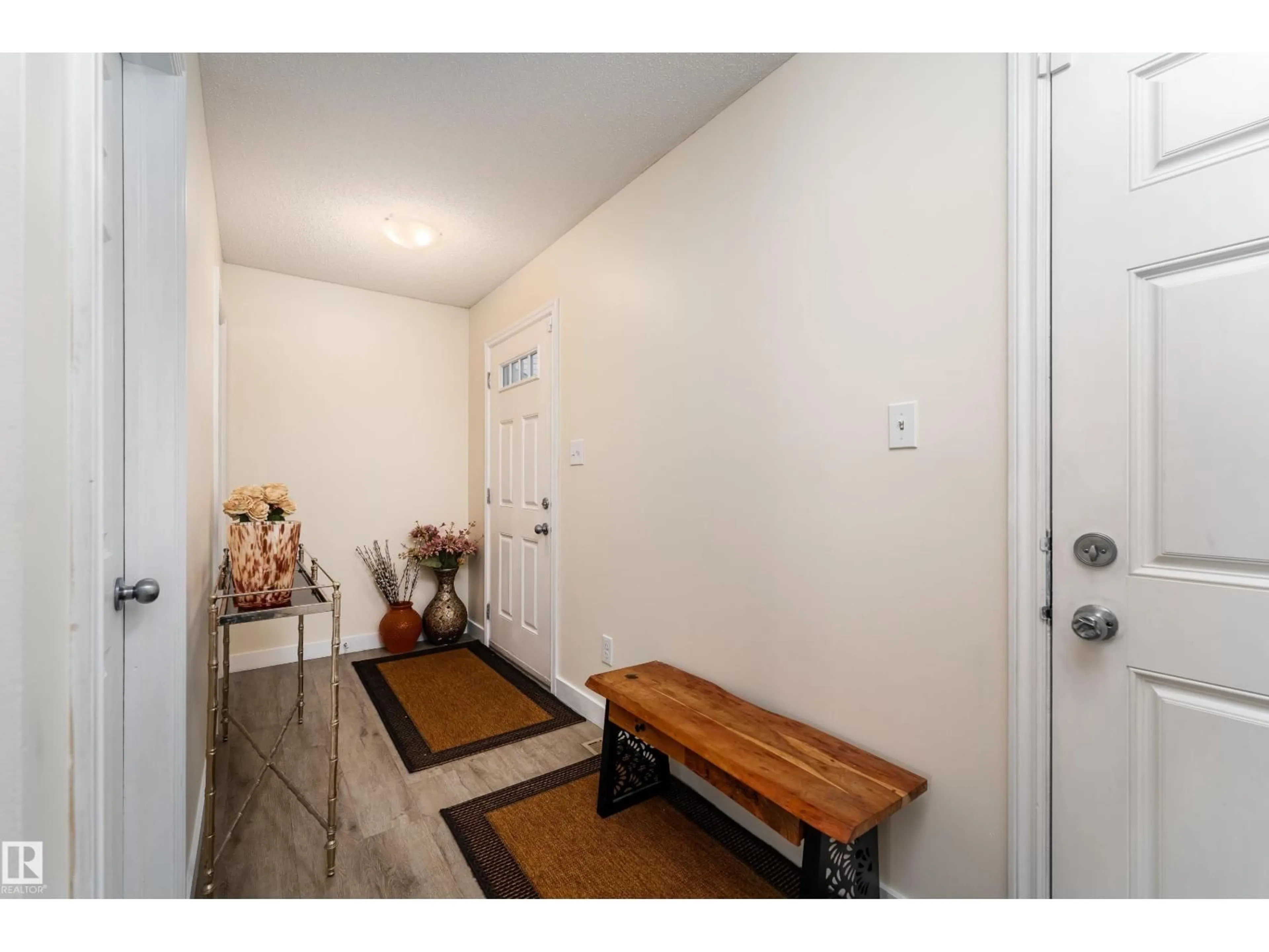 Indoor entryway for NW - 9538 SIMPSON CO, Edmonton Alberta T6R0T8