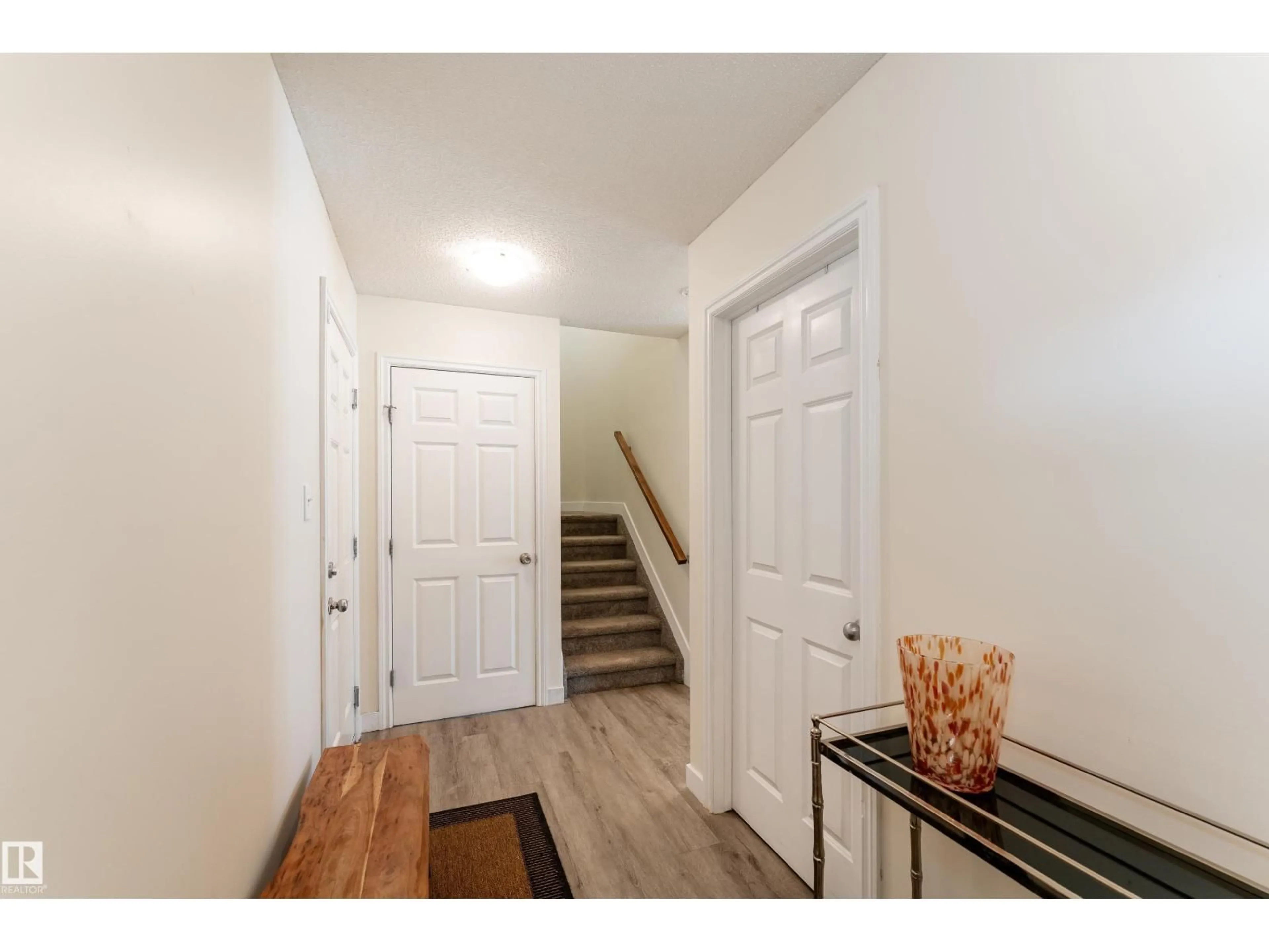 Indoor entryway for NW - 9538 SIMPSON CO, Edmonton Alberta T6R0T8