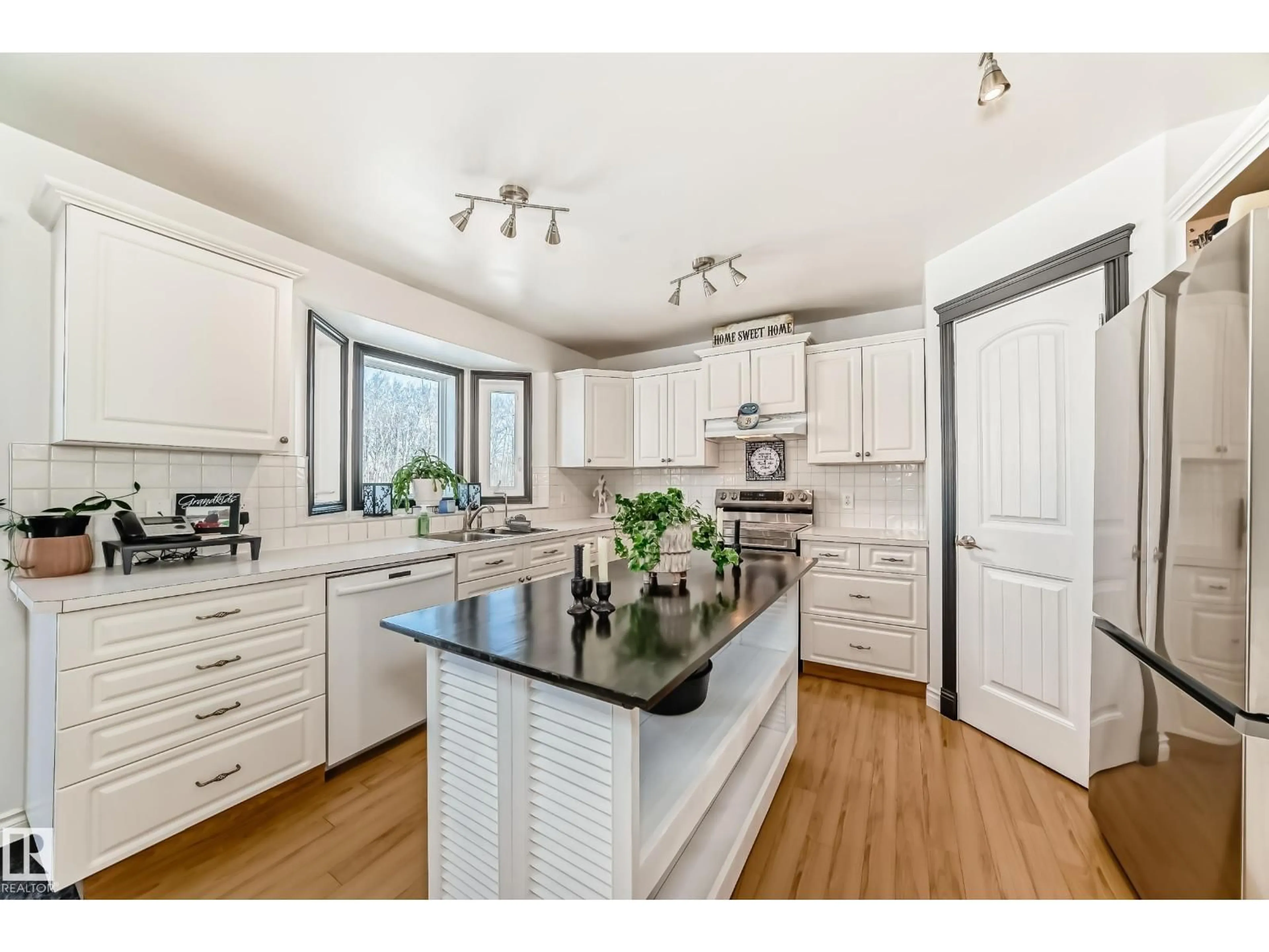 Open concept kitchen, unknown for 54514 - 8 RR12, Rural Lac Ste. Anne County Alberta T0E1V2