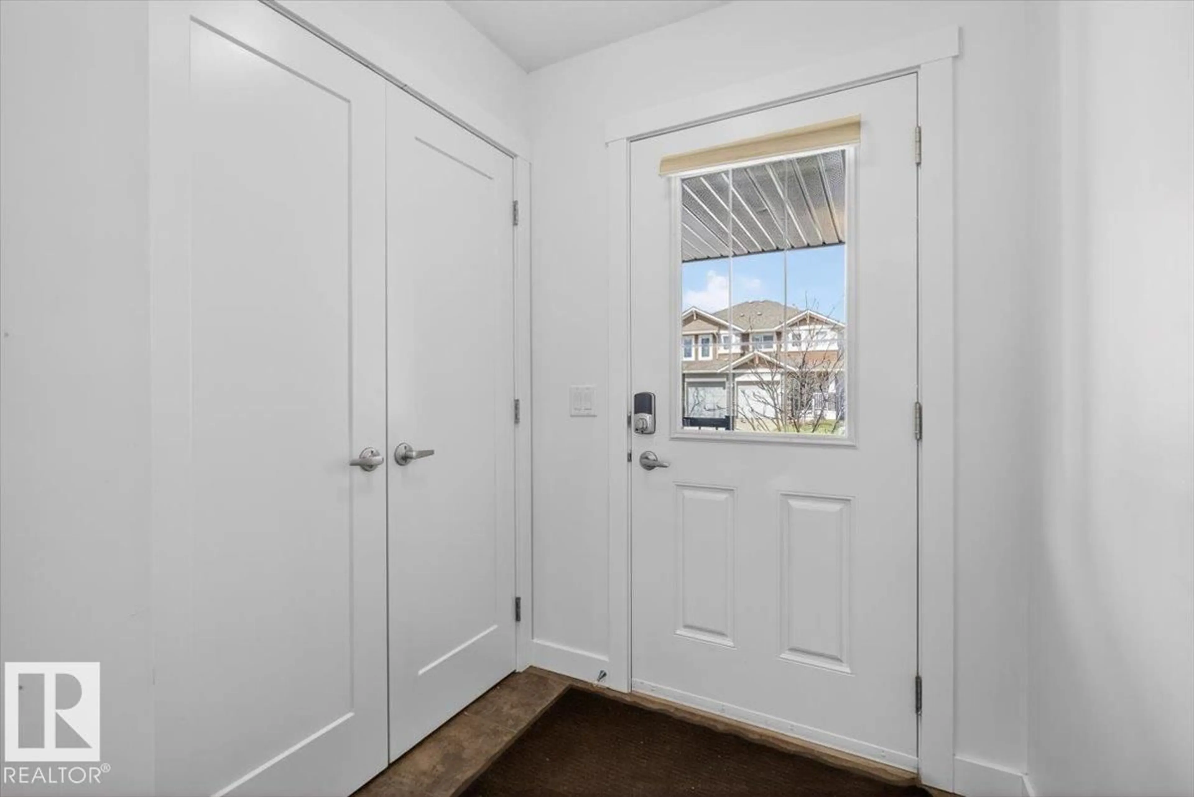 Indoor entryway for 20315 43 AV, Edmonton Alberta T6M0R8