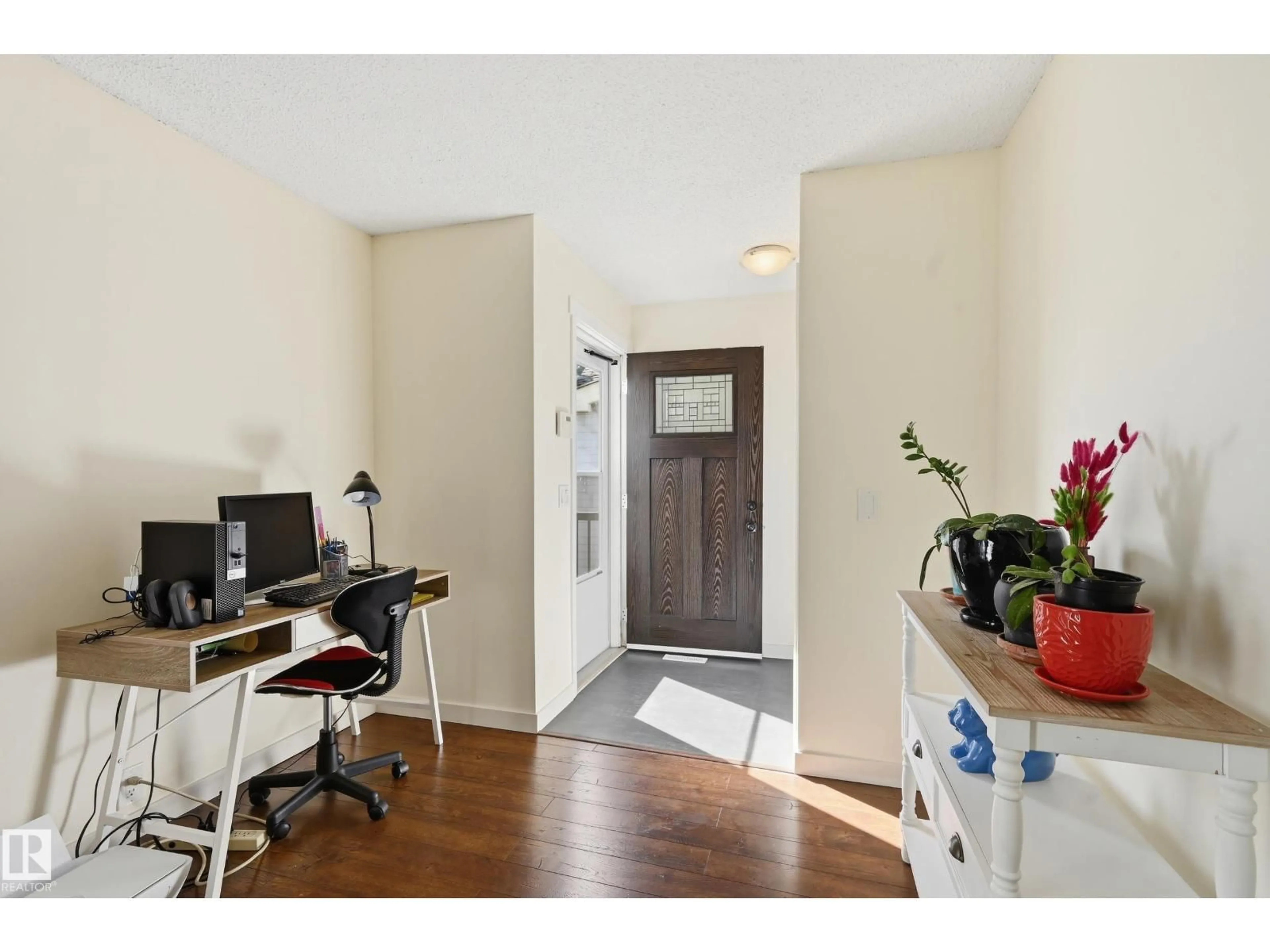 Indoor entryway for 18424 96A AV, Edmonton Alberta T5T3N9