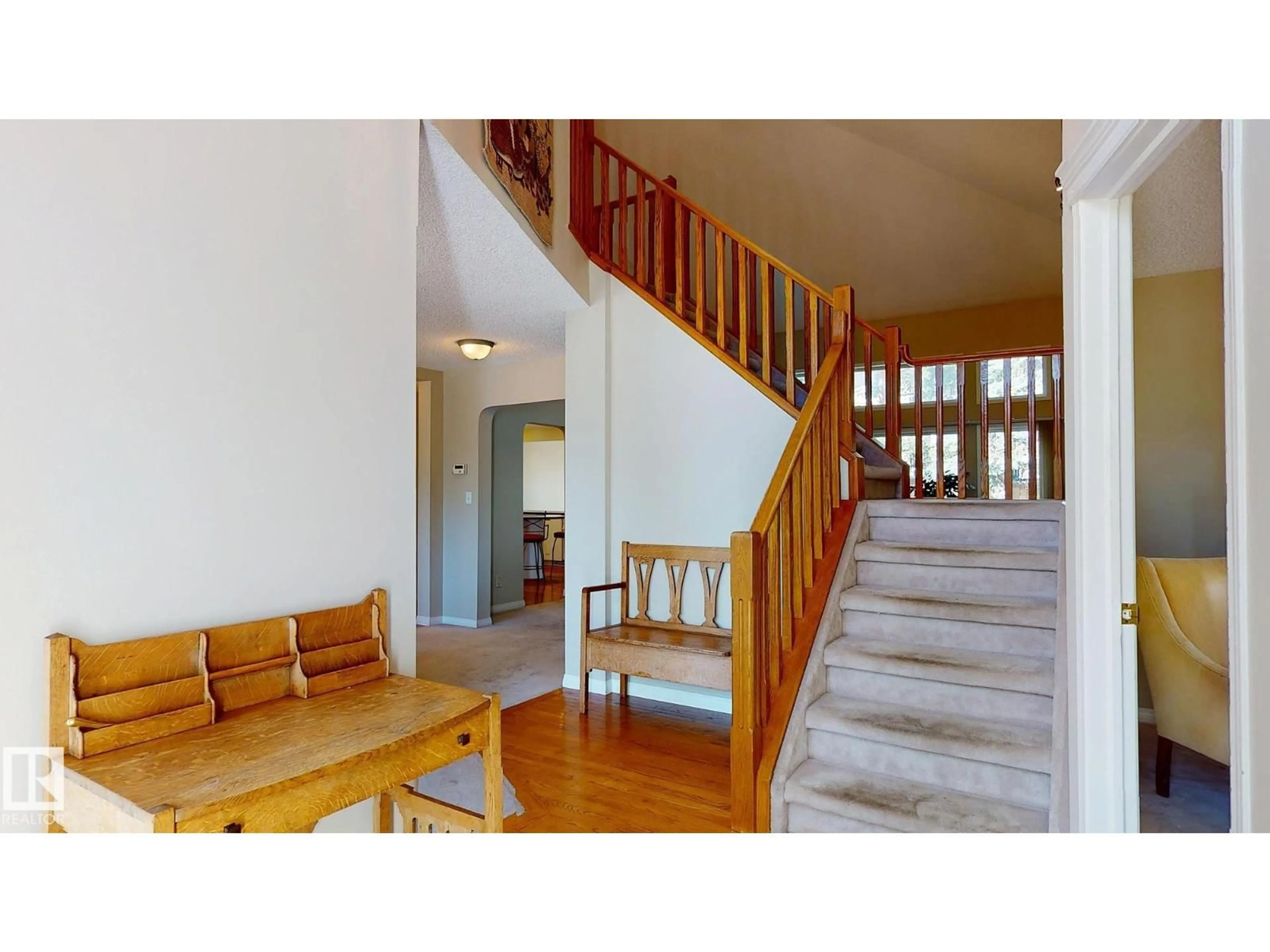 Indoor foyer for 721 BUTTERWORTH DR, Edmonton Alberta T6R2M7