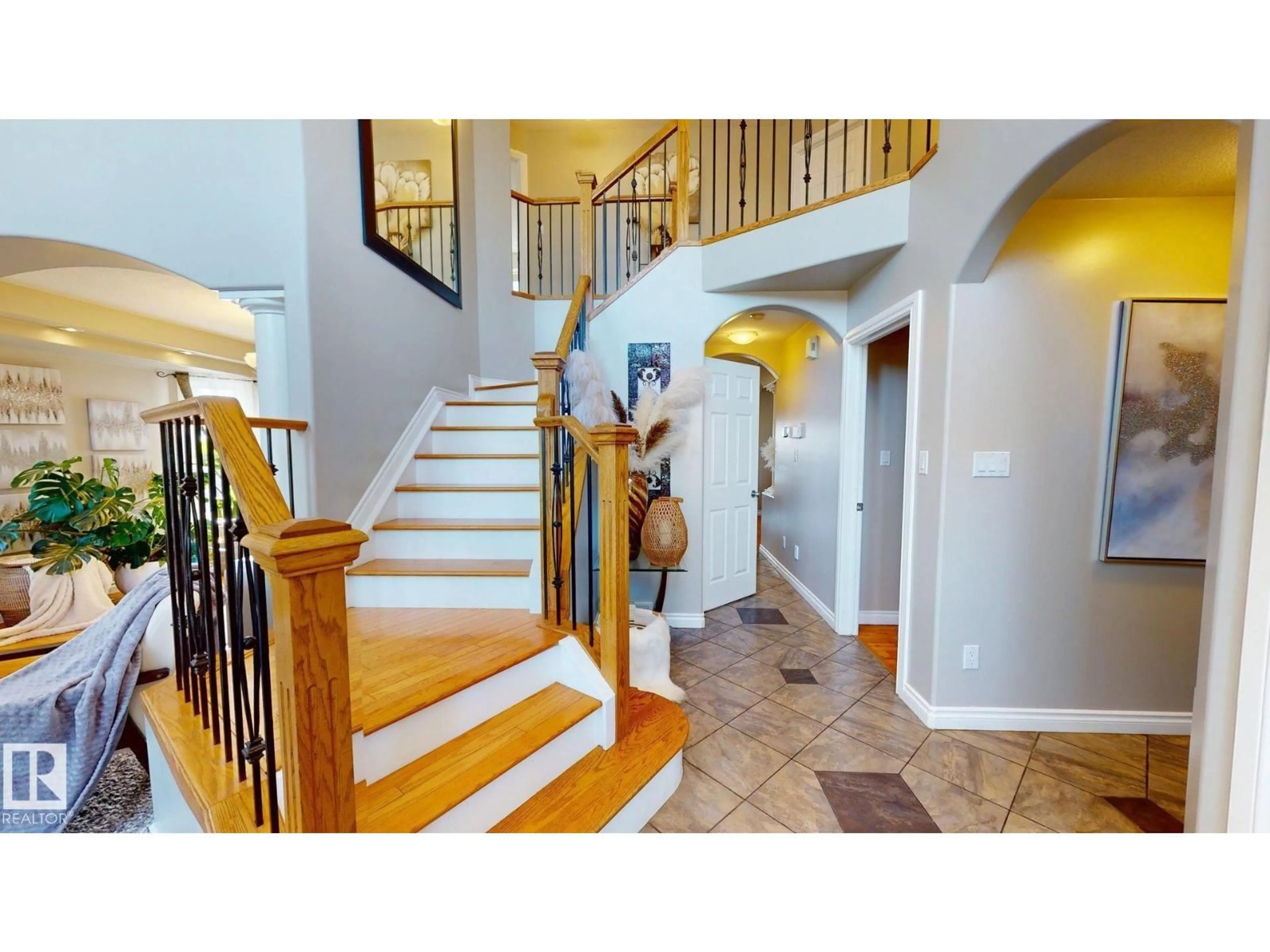 Indoor entryway for 325 CUTTS CO NW, Edmonton Alberta T6V1M7