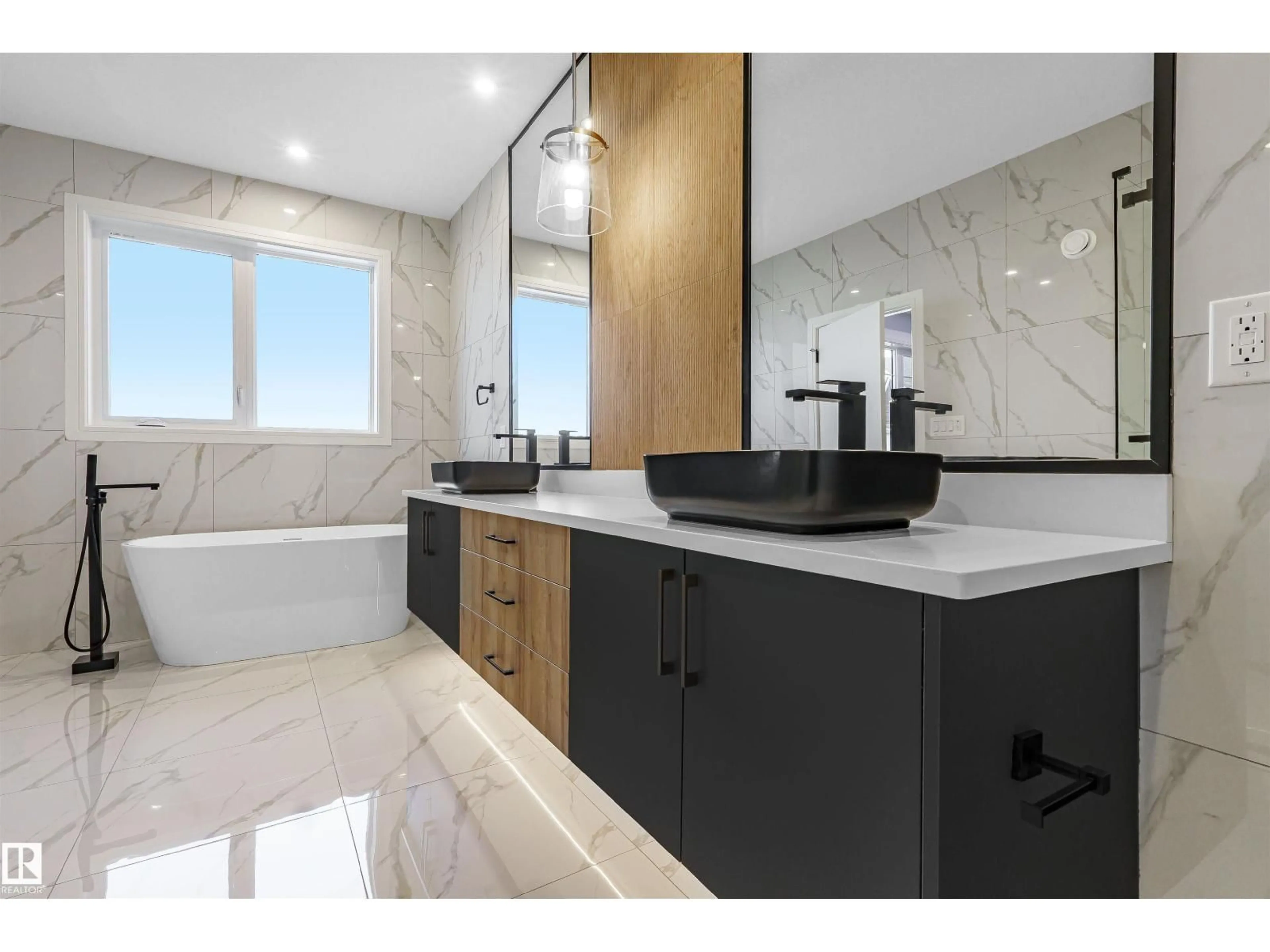 Contemporary bathroom, ceramic/tile floor for 372 CREEKSIDE GREEN, Leduc Alberta T9E1W5