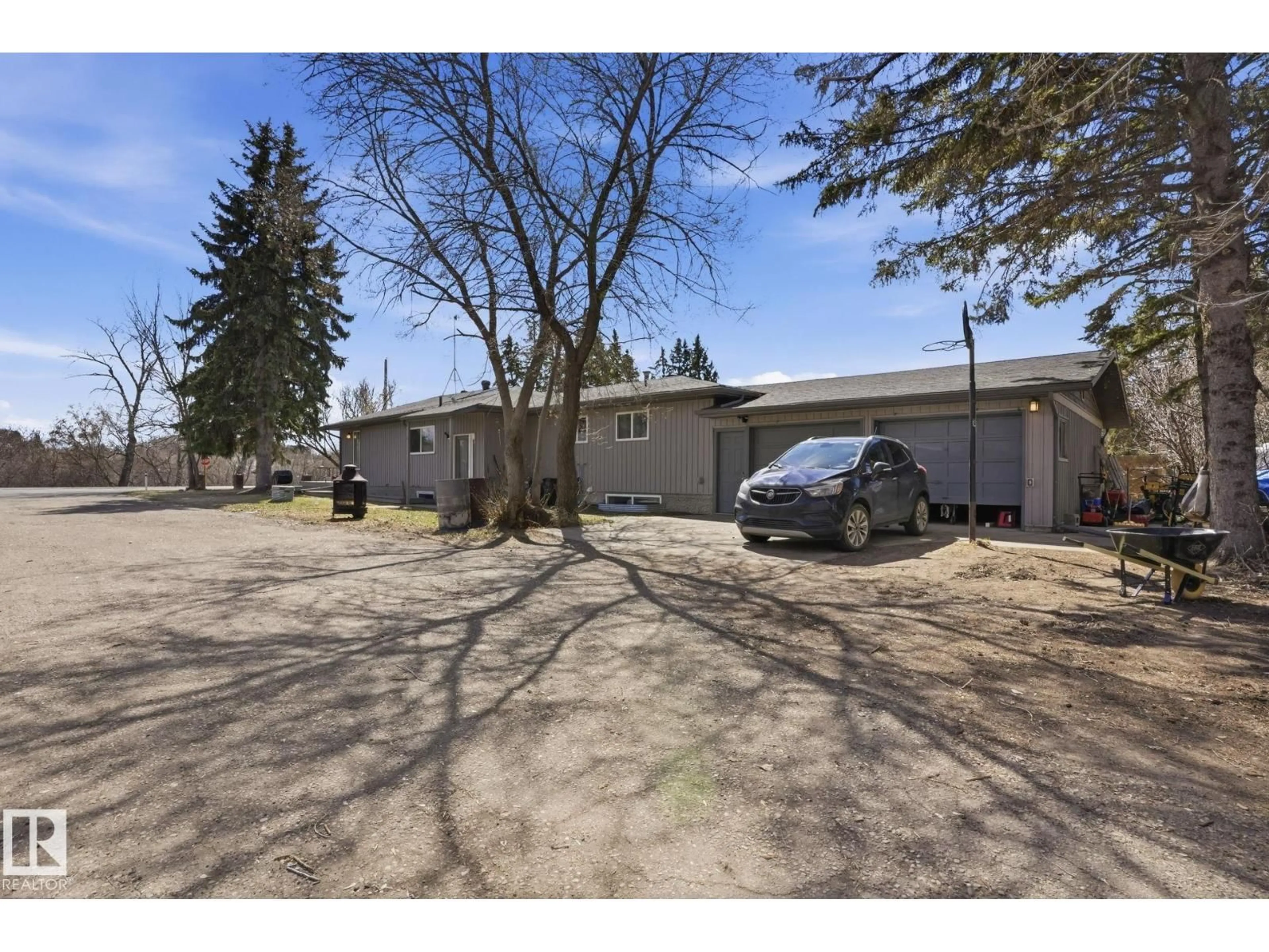 A pic from outside/outdoor area/front of a property/back of a property/a pic from drone, street for 55000 - 36 LAMOUREUX DR, Rural Sturgeon County Alberta T8L5A7