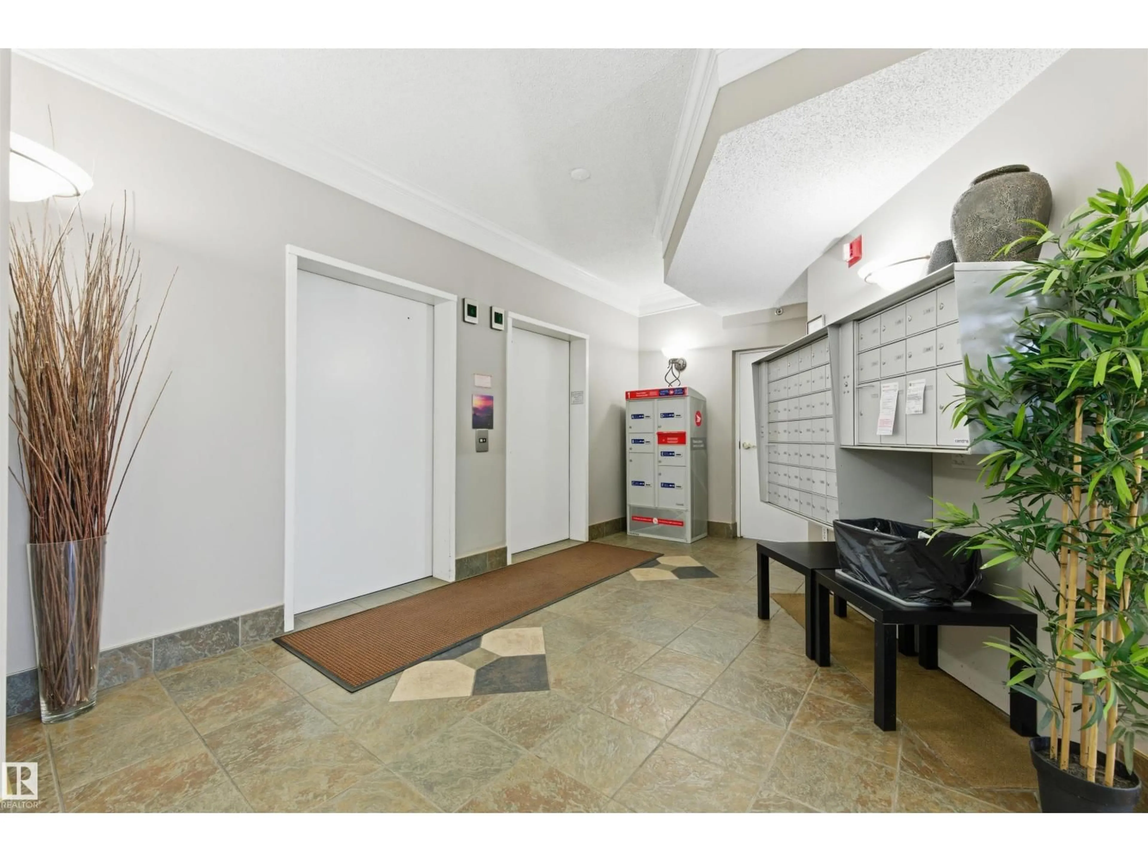 Indoor foyer for #201 - 9640 105 ST, Edmonton Alberta T5K0Z7