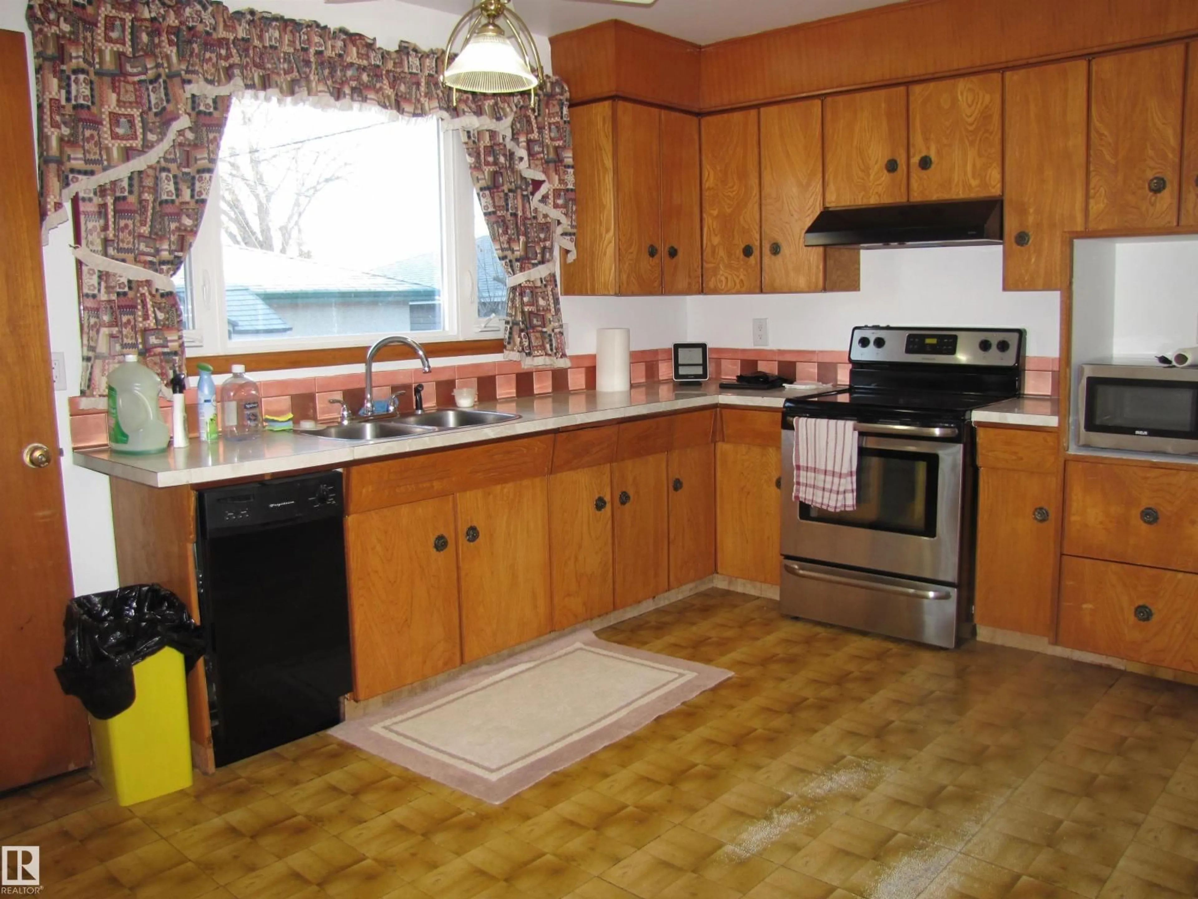 Standard kitchen, unknown for 6832 83 AV, Edmonton Alberta T6B0G5