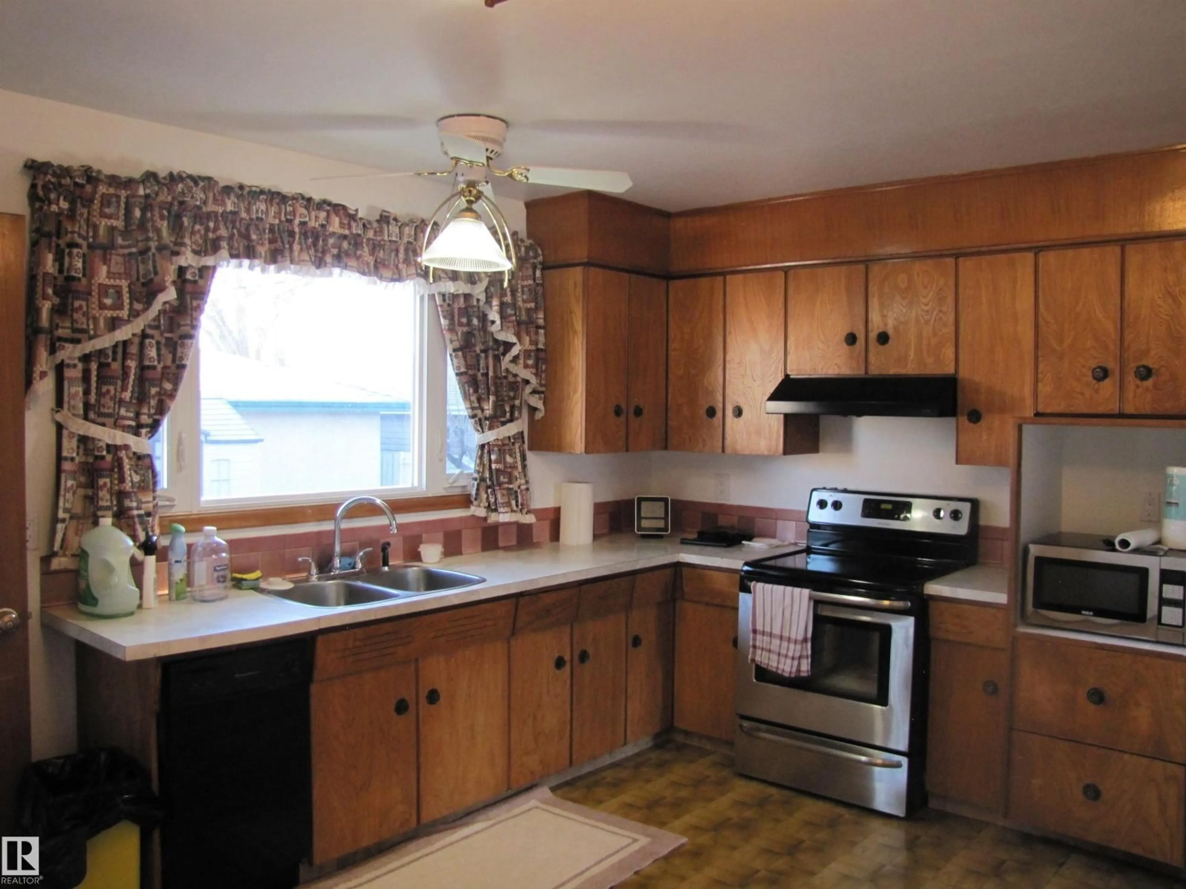 Standard kitchen, unknown for 6832 83 AV, Edmonton Alberta T6B0G5