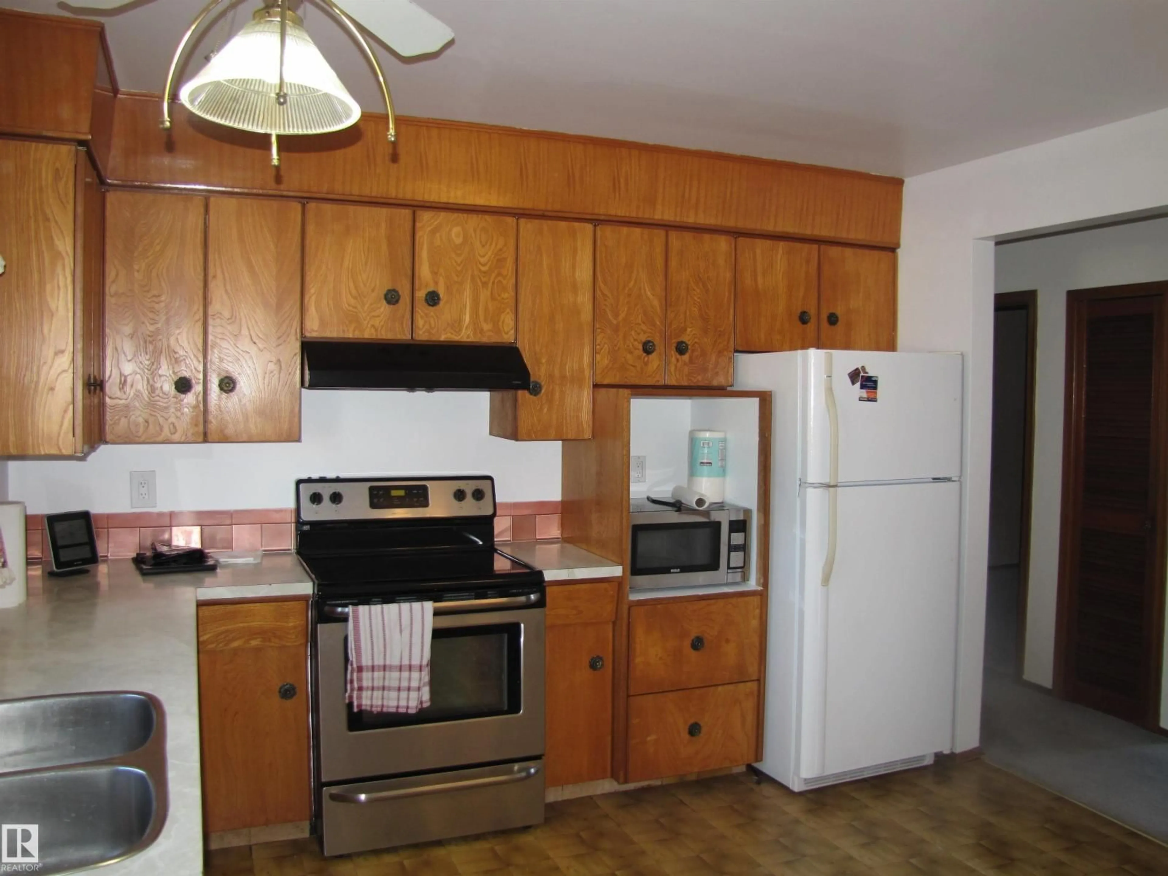 Standard kitchen, wood/laminate floor for 6832 83 AV, Edmonton Alberta T6B0G5