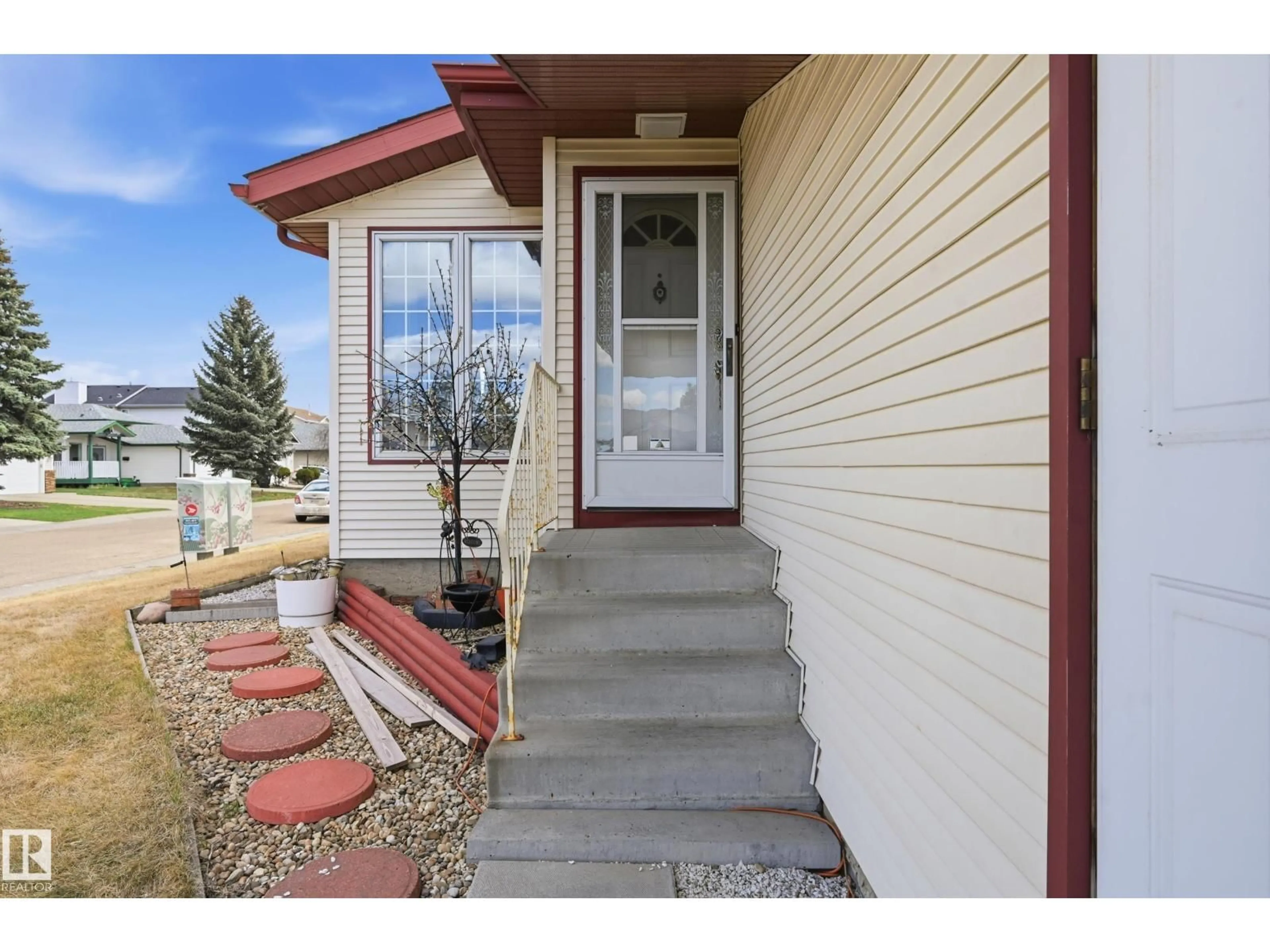 Indoor entryway for 1242 JOYCE CR, Edmonton Alberta T6L6V3