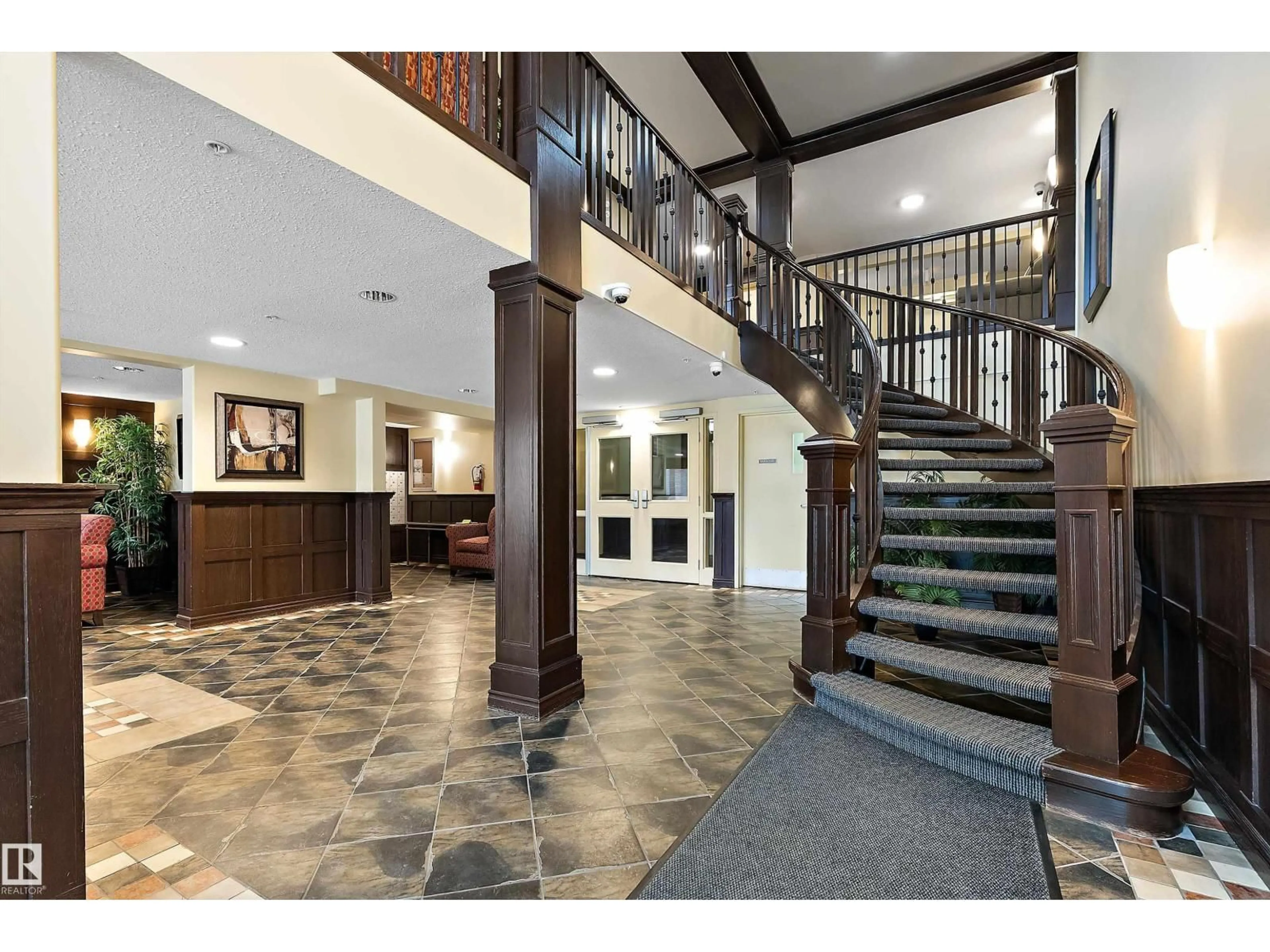 Indoor foyer for 202 - 7510 89 ST, Edmonton Alberta T6C0X5