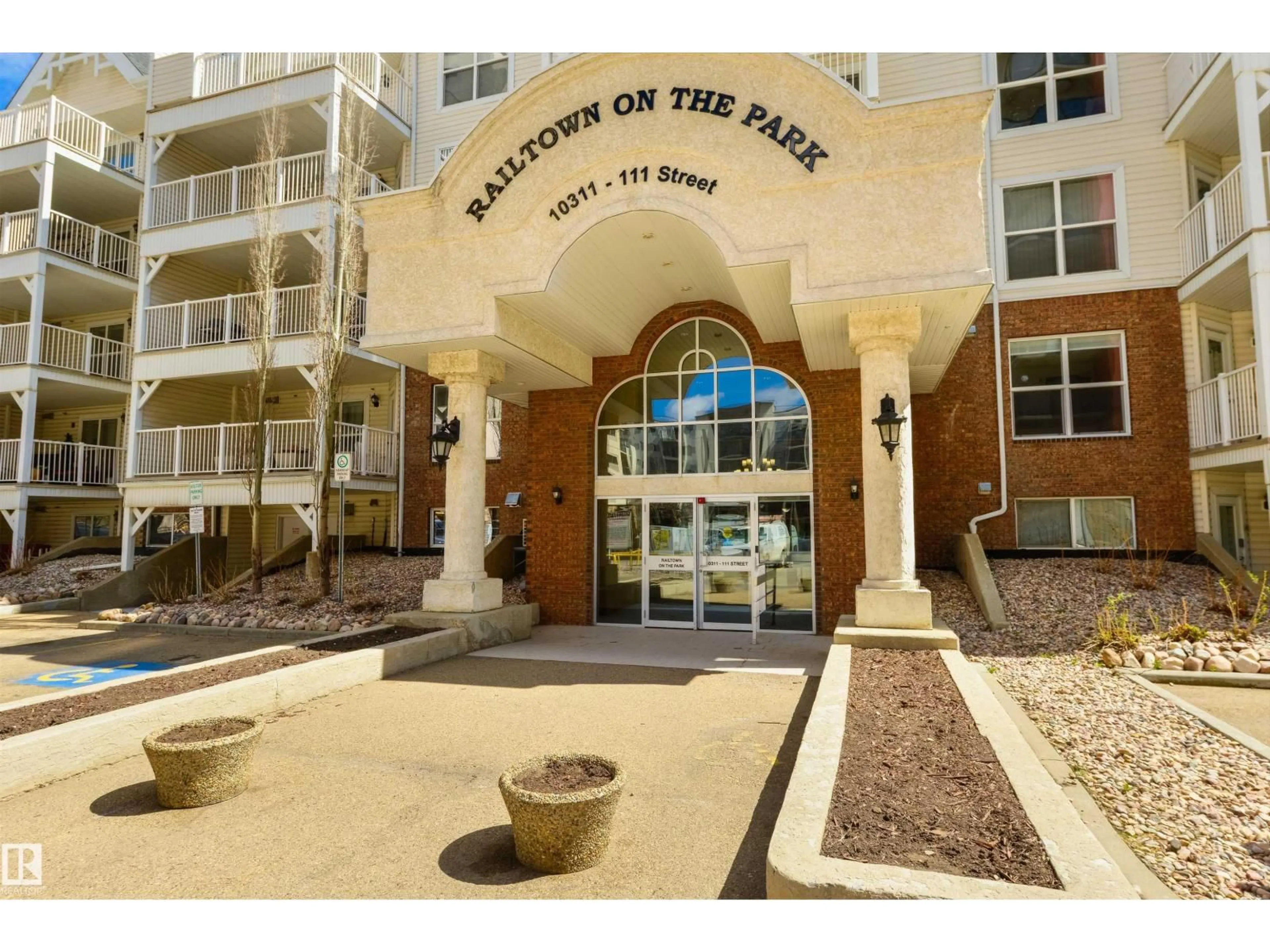 Indoor foyer for #112 - 10311 111 ST, Edmonton Alberta T5K2Y8